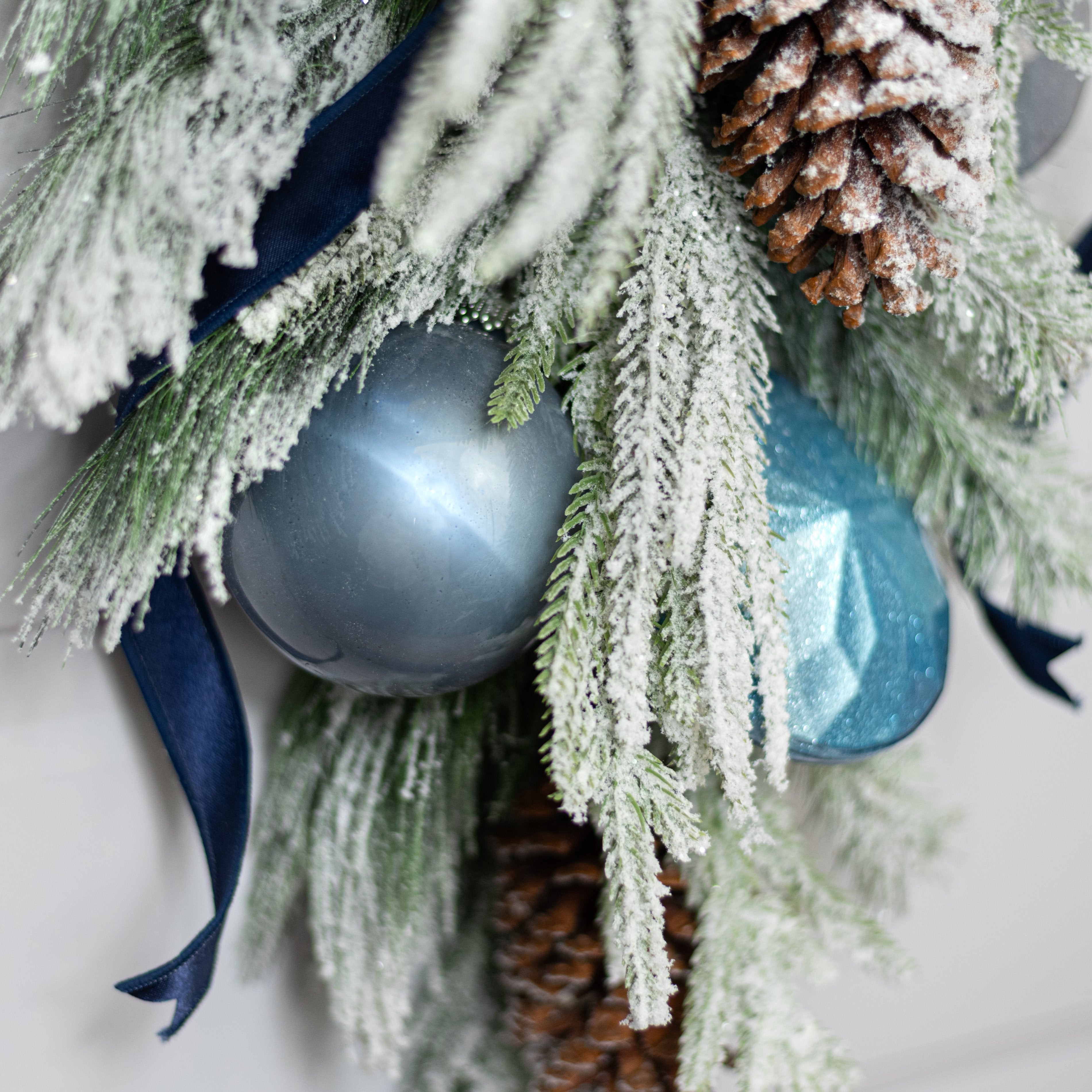 100mm Lacquered Glass-Look Shatterproof Ornament: Grey Lifestyle Photo