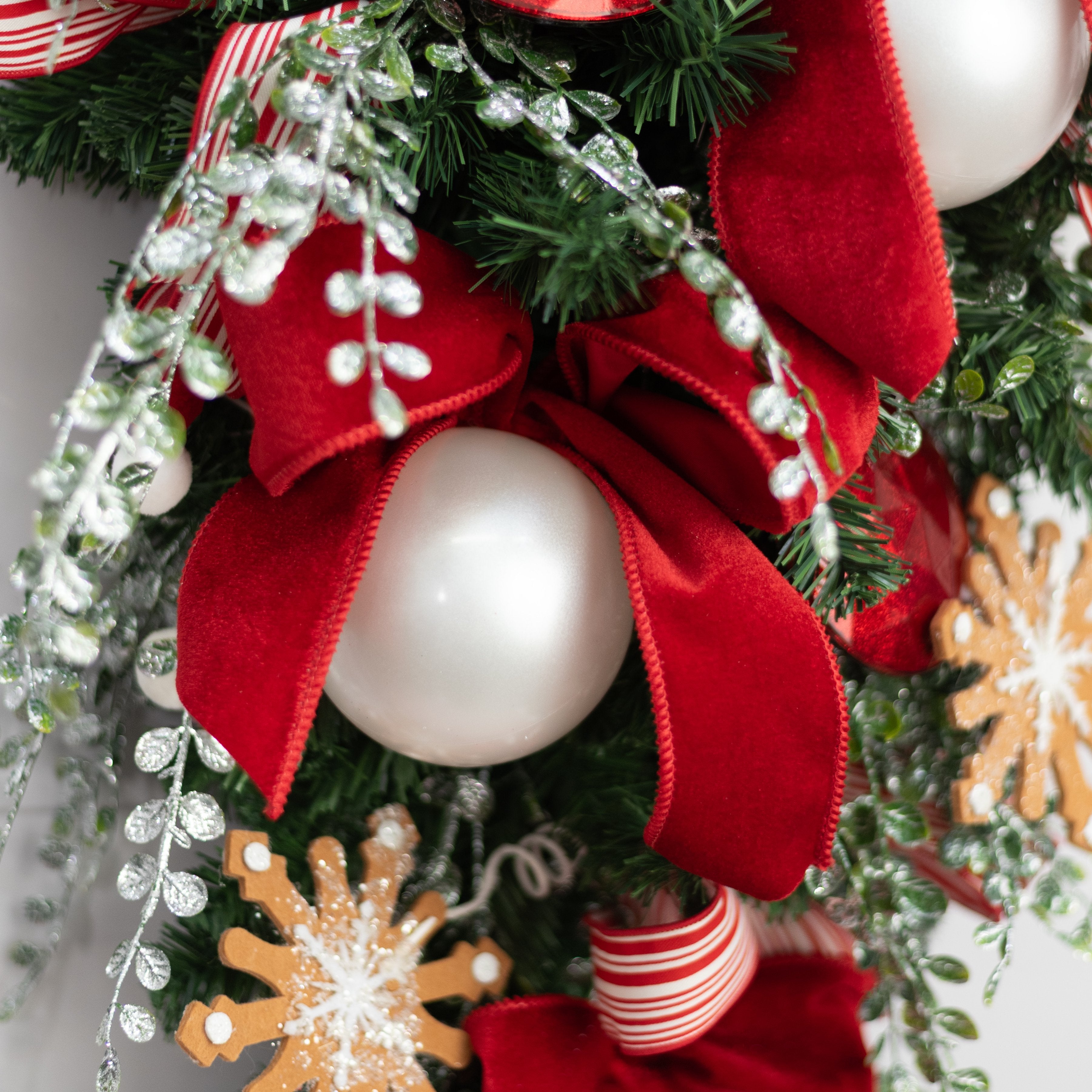 100mm Pearlized Ball Ornament: White Lifestyle Photo
