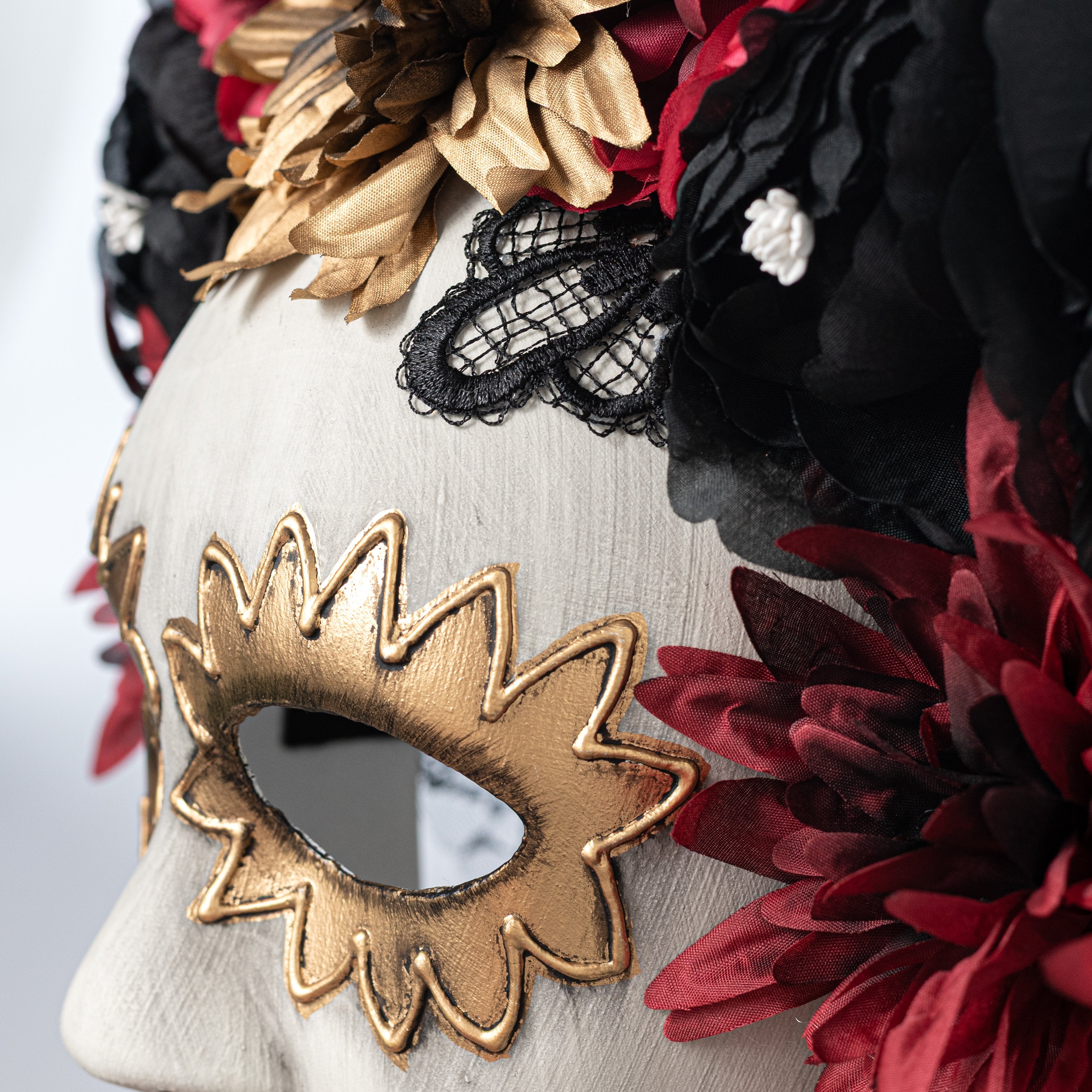14" Veiled Lace Floral Mask: Black & Red detail photo 5