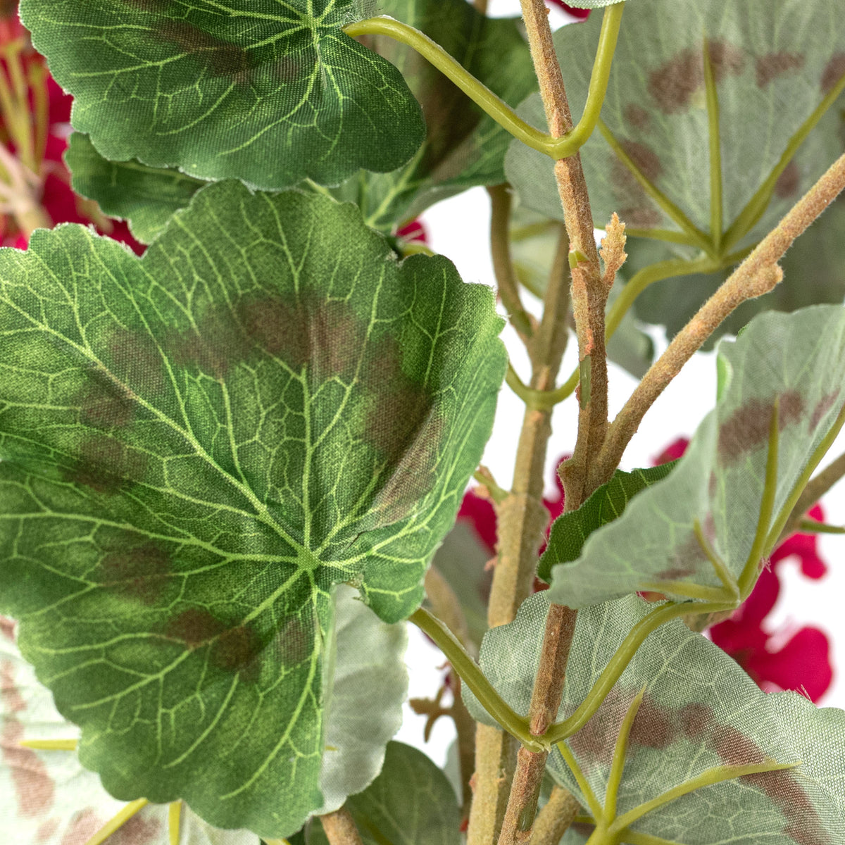 18" Artificial Geranium Bush: Magenta Pink (7 Stem) detail photo 4