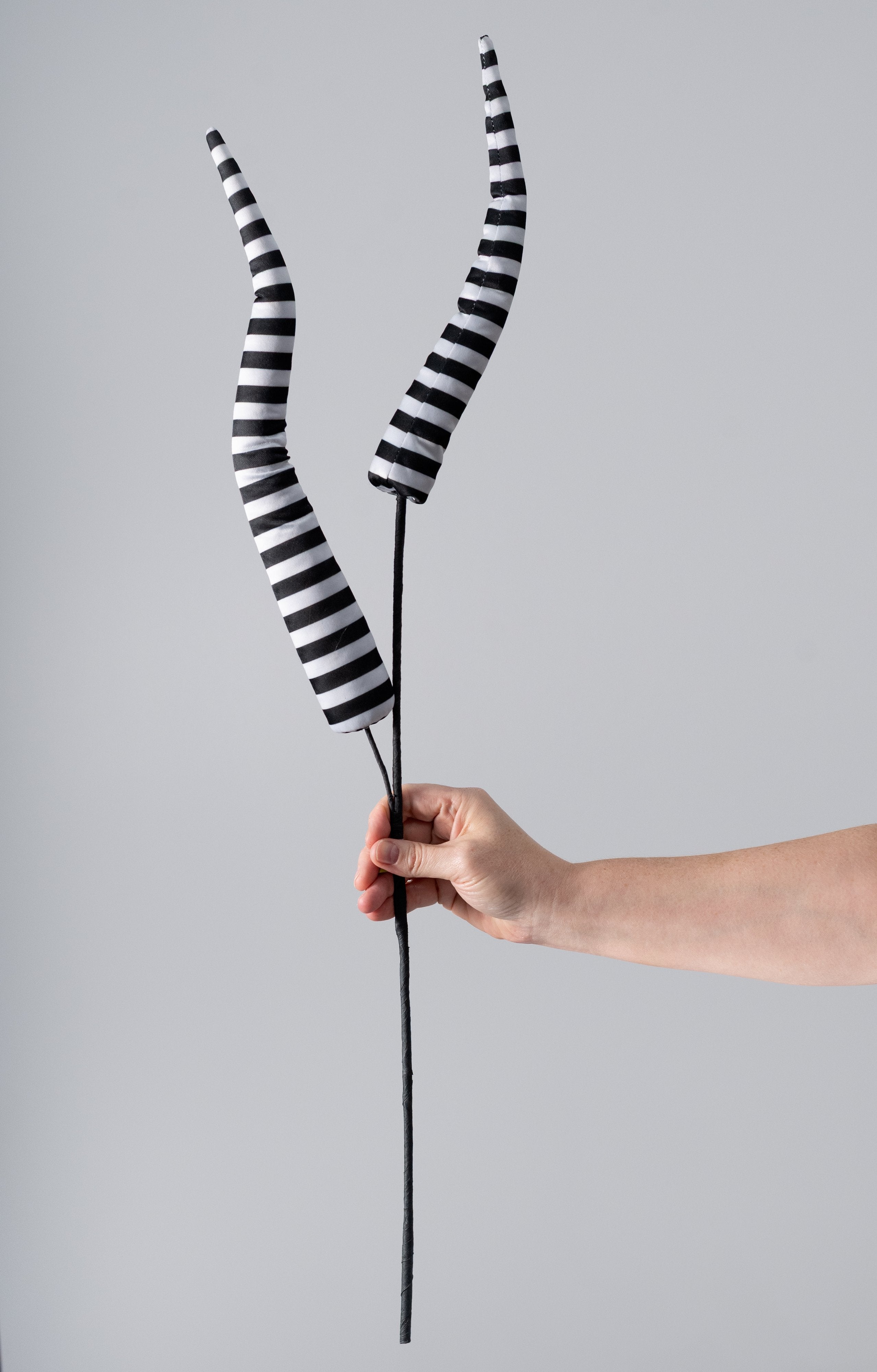 30" Stripe Fabric Horn Spray: Black & White detail photo 3