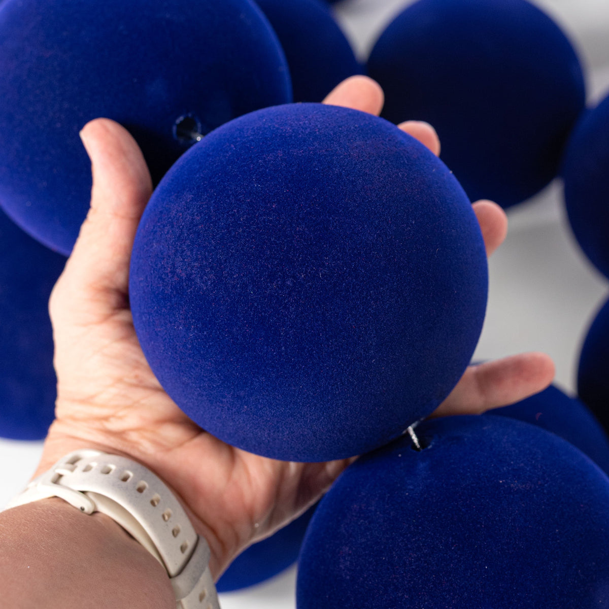 72" Flocked Ball Garland: 100mm Navy Blue (18 Balls) detail photo 3
