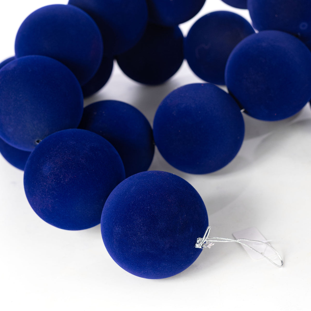 72" Flocked Ball Garland: 100mm Navy Blue (18 Balls) detail photo 4