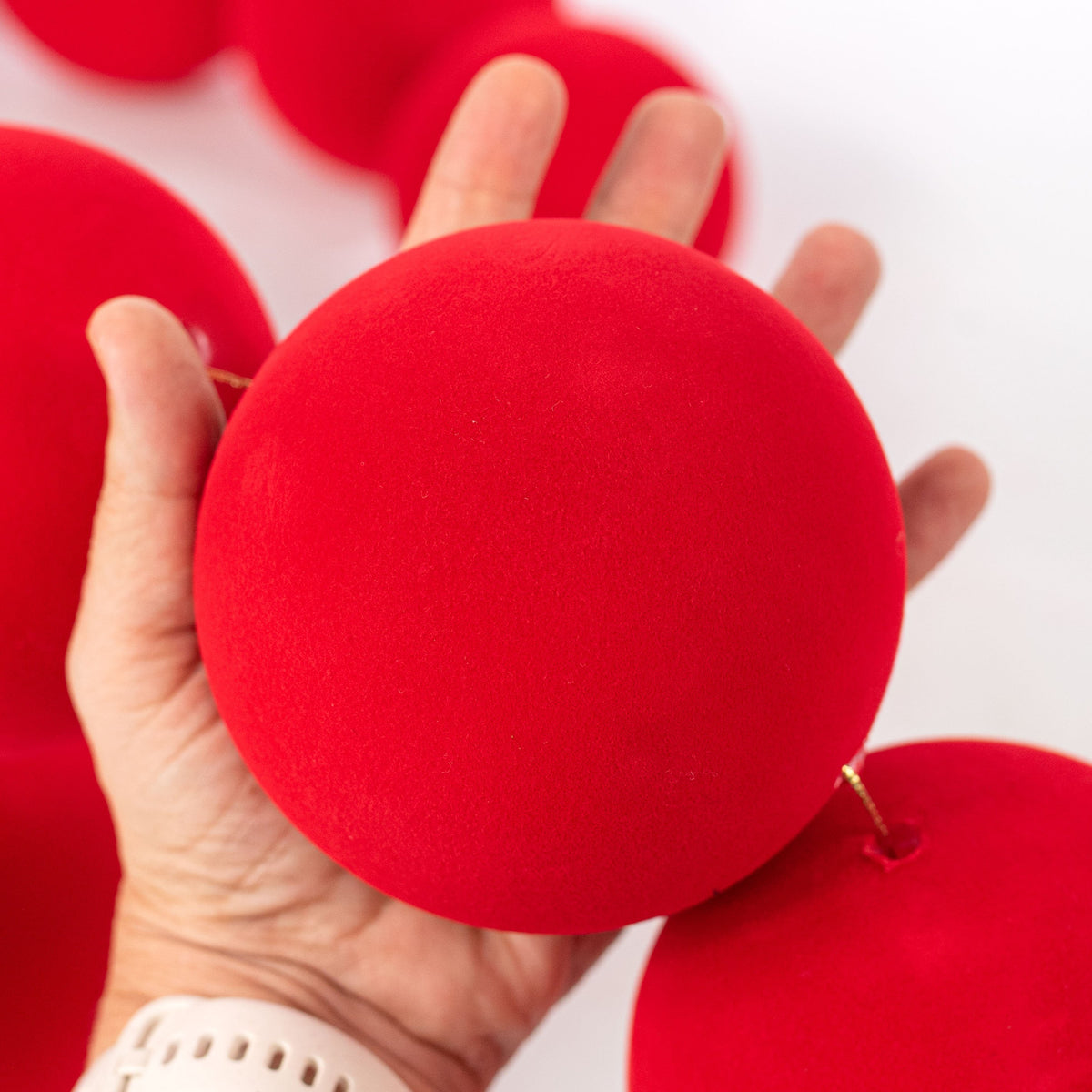 72" Flocked Ball Garland: 100mm Red (18 Balls) detail photo 4