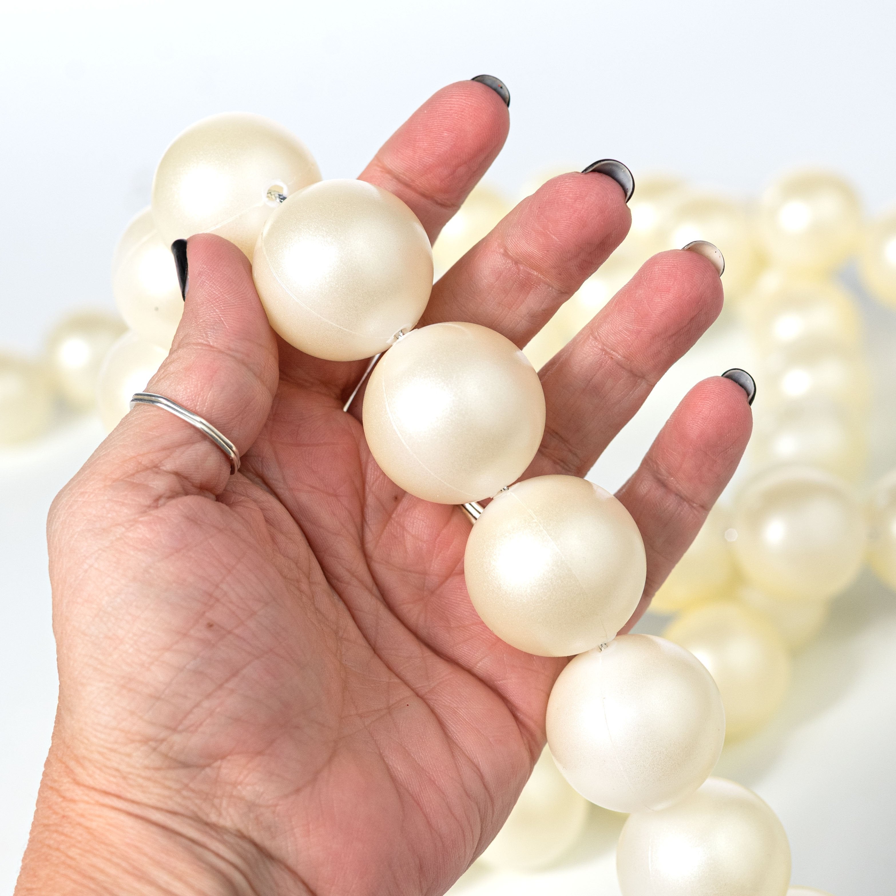 72" Pearl Garland: 30mm Ivory (60 Pearls) detail photo 3