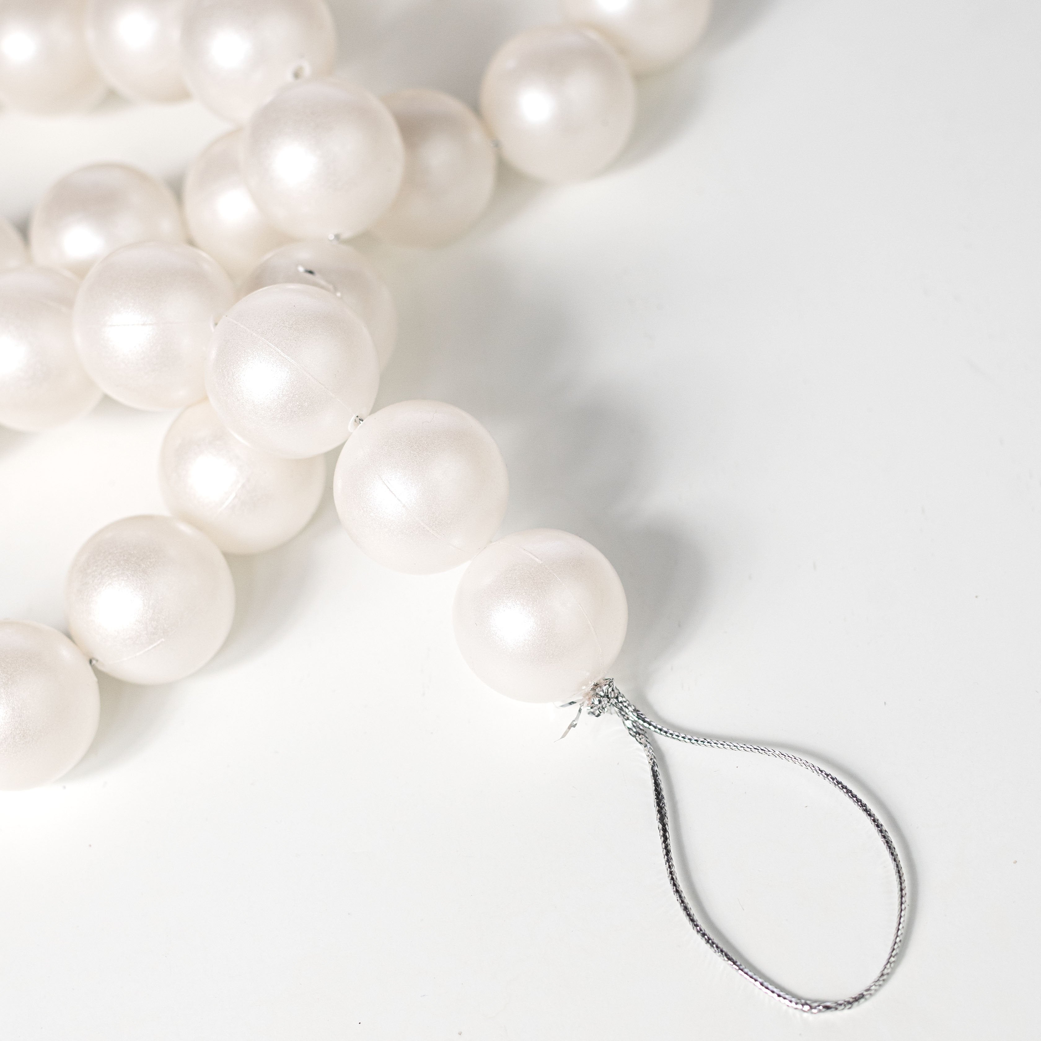 72" Pearl Garland: 30mm White (60 Pearls) detail photo 6