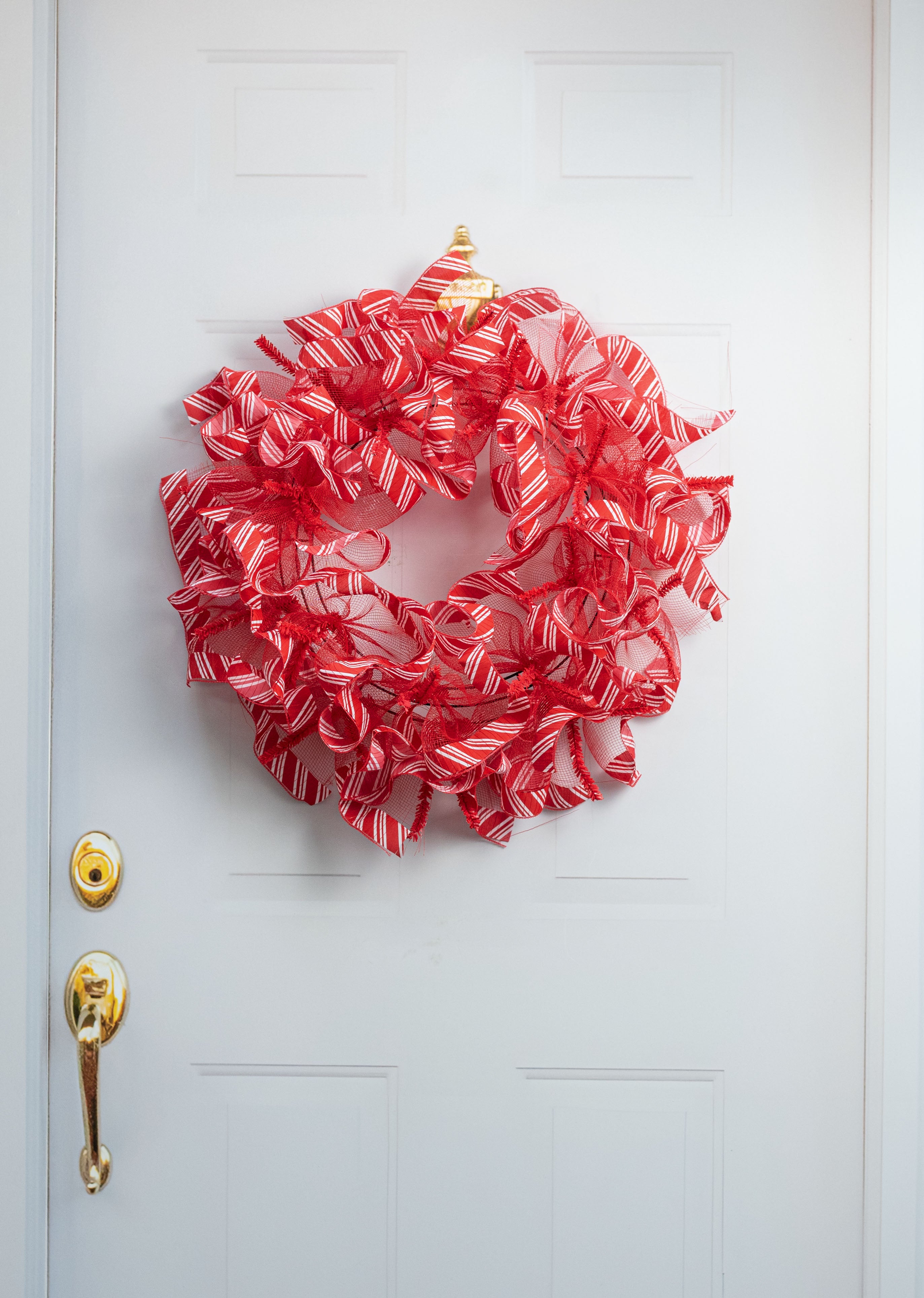 10" Ruffle Fabric Edge Mesh: Candy Cane on Red
