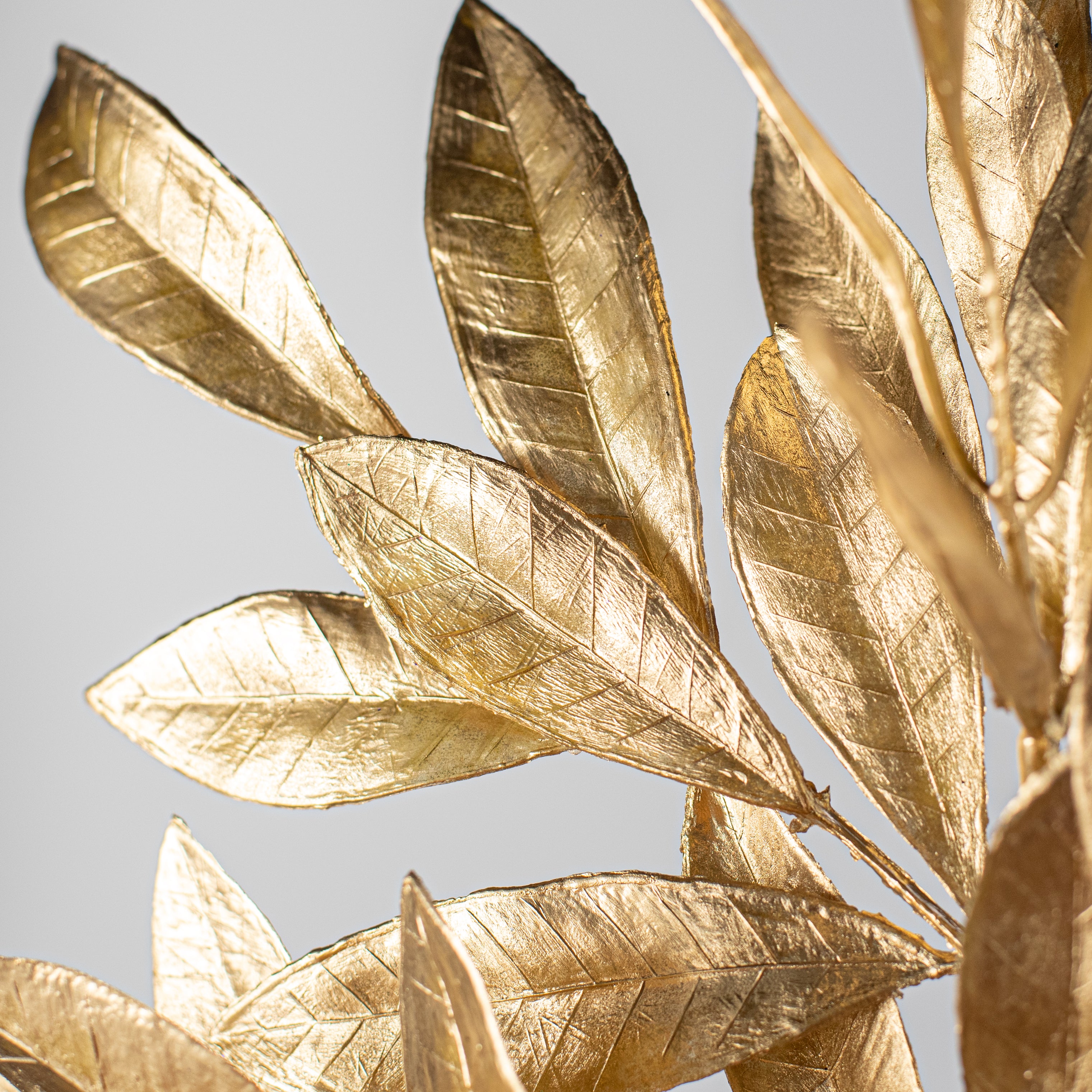 23" Bay Leaf Metallic Spray: Gold Lifestyle Photo