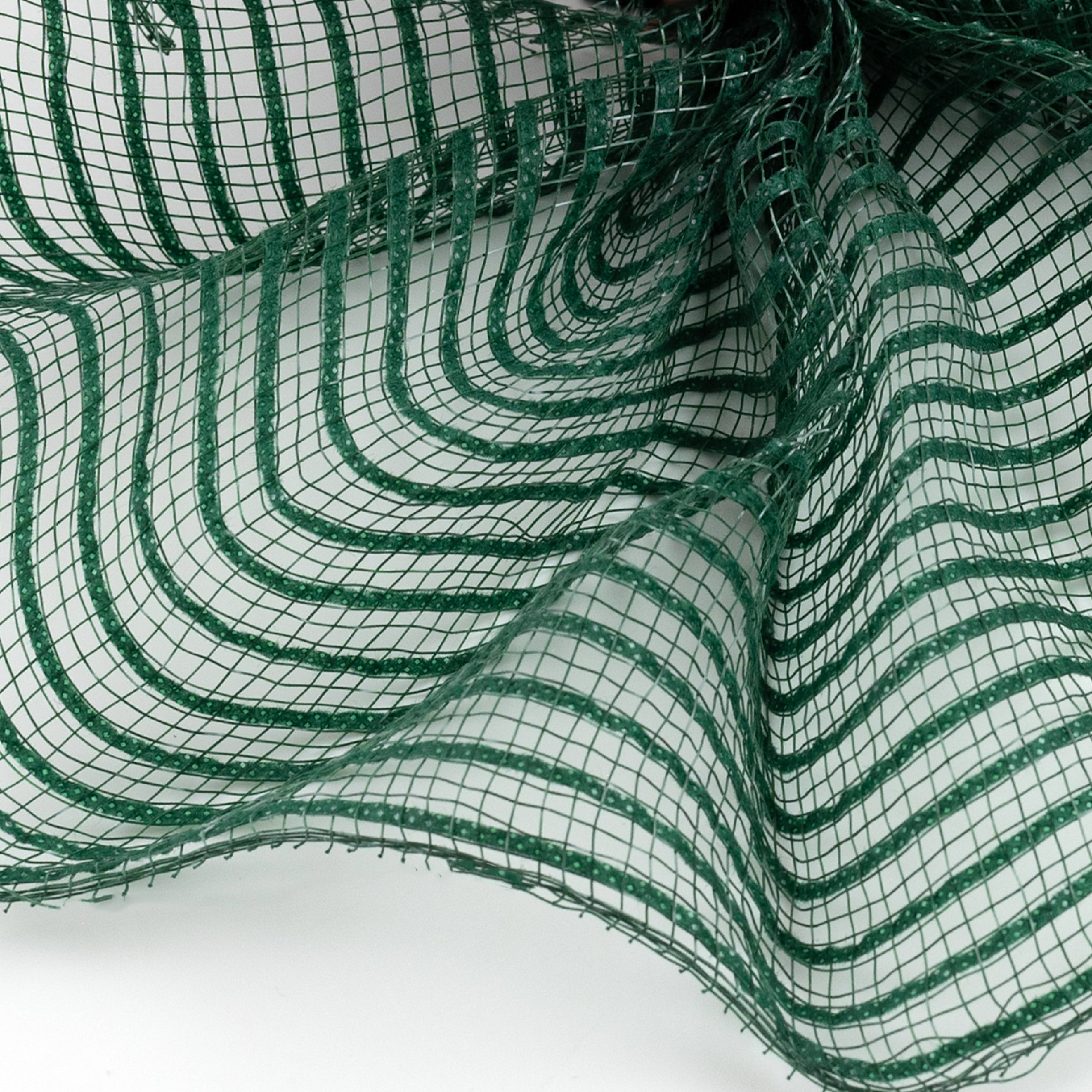 10" Breeze Mesh: Hunter Green Lifestyle Photo