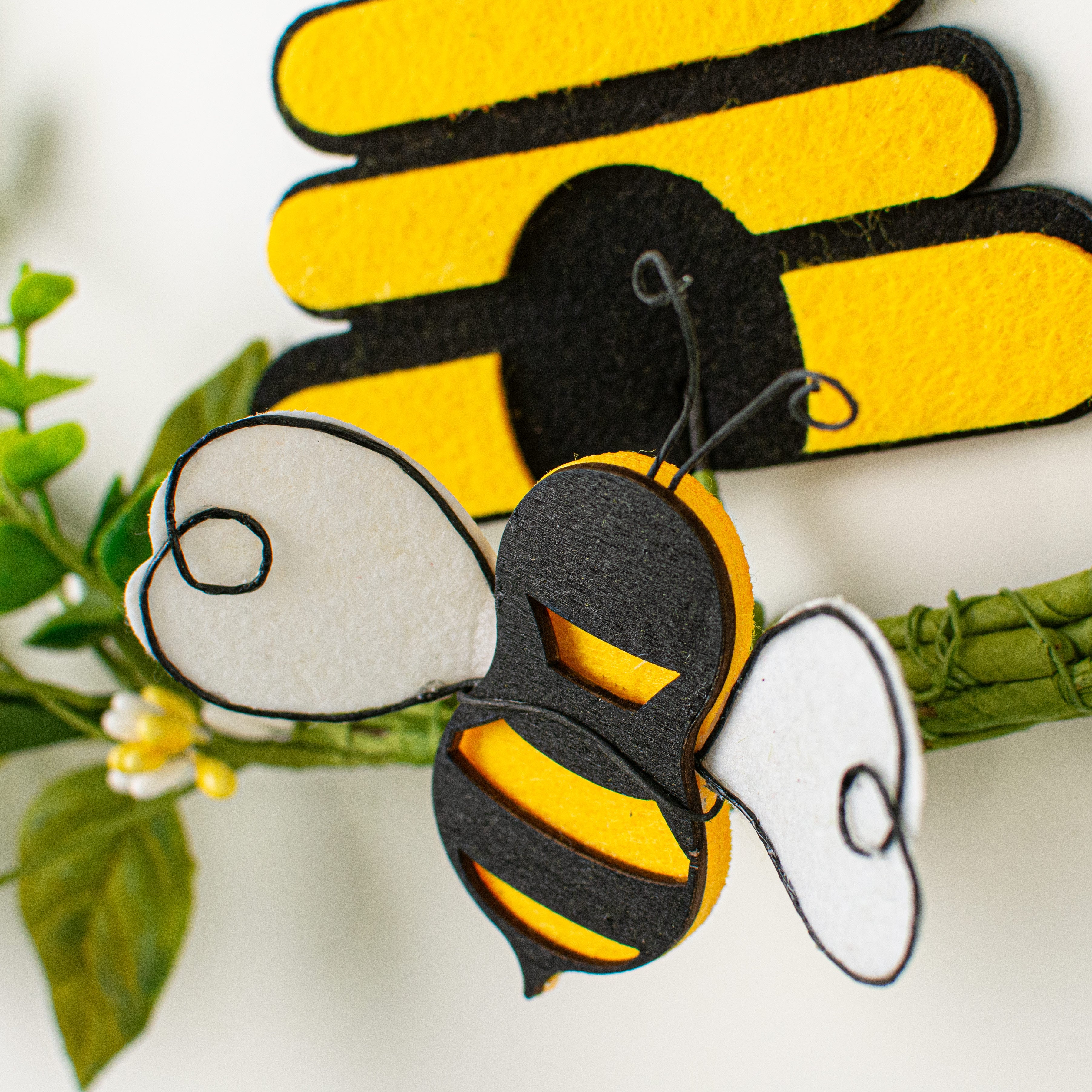 22â Bumblebee & Leaves Bee Hive Wreath detail photo 3