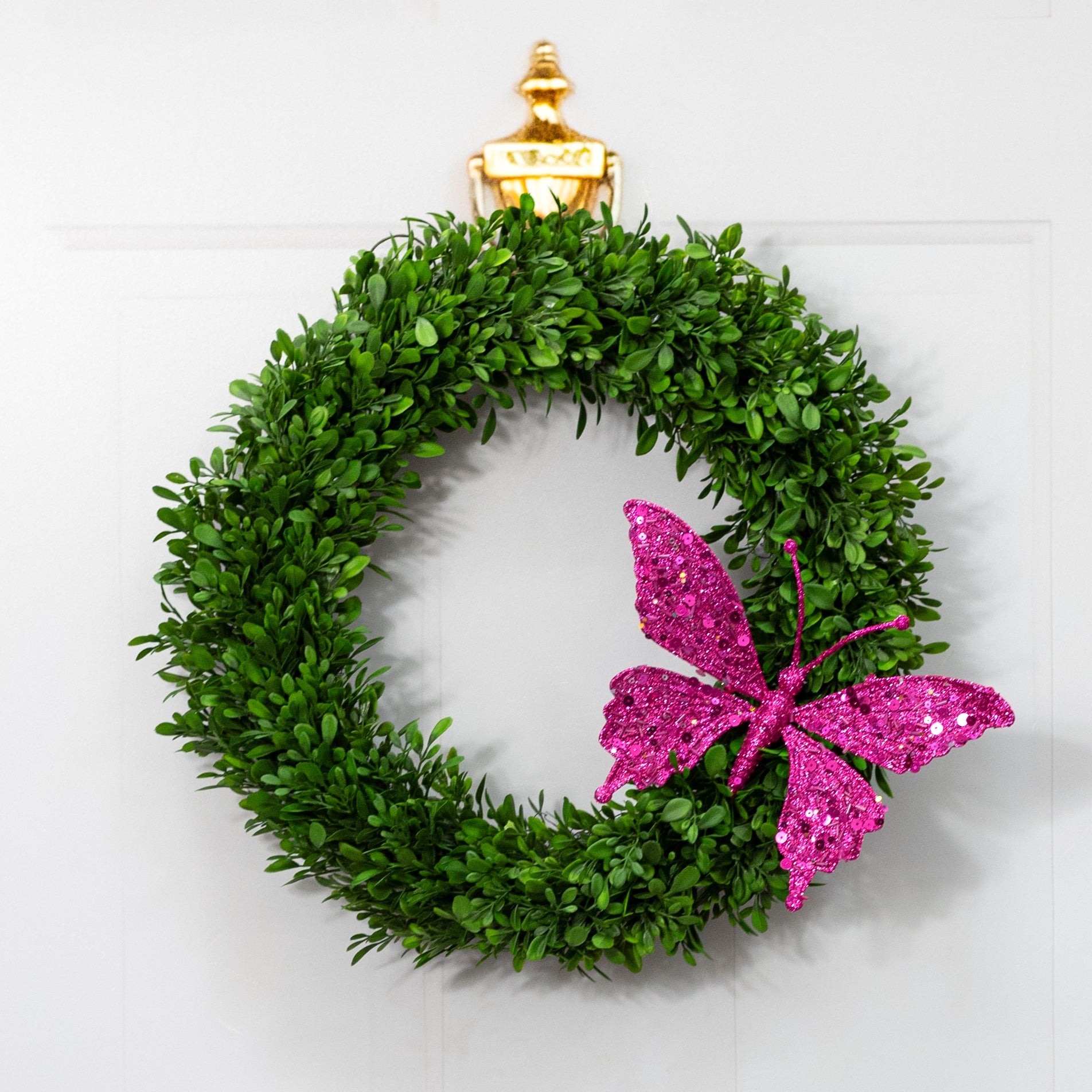 18" Evergreen Boxwood Wreath on Twig Frame Lifestyle Photo