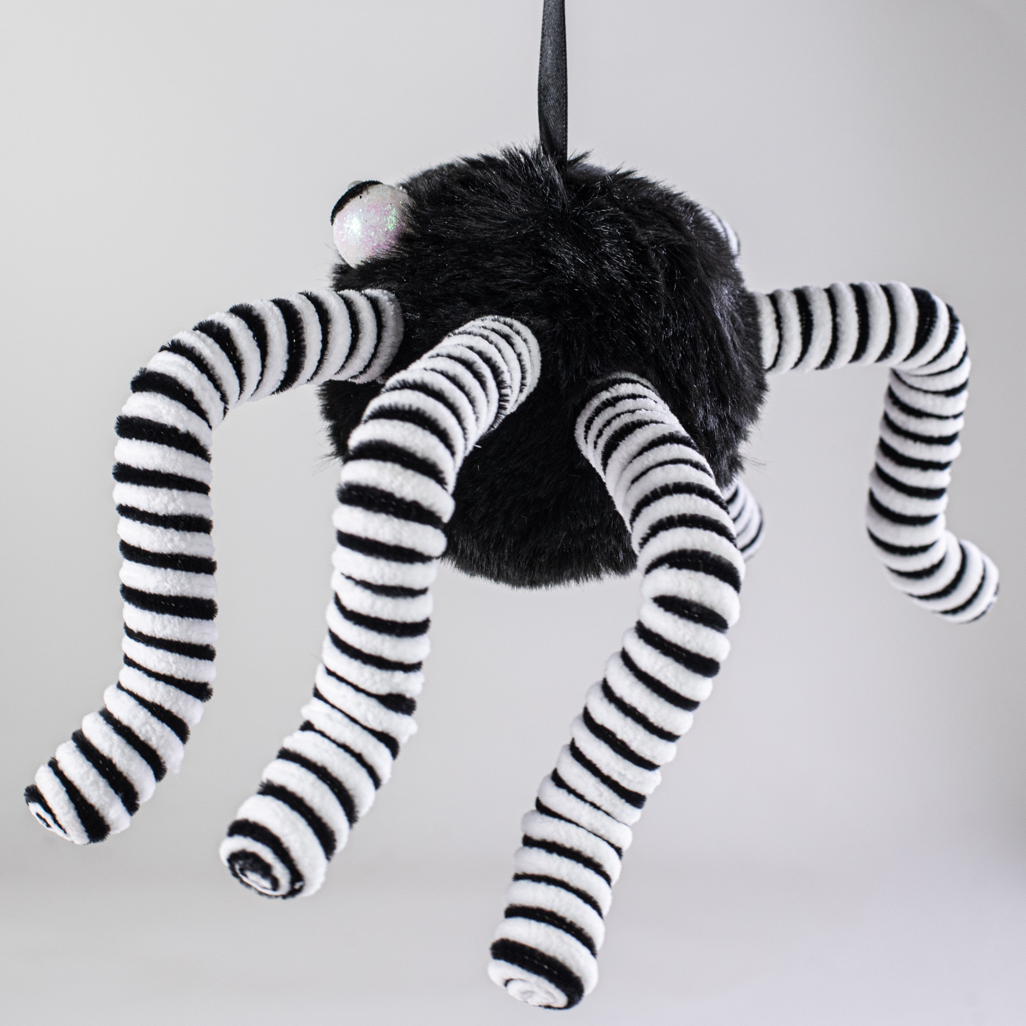 15" Faux Fur Spider Wreath Accent: Black & White detail photo 3