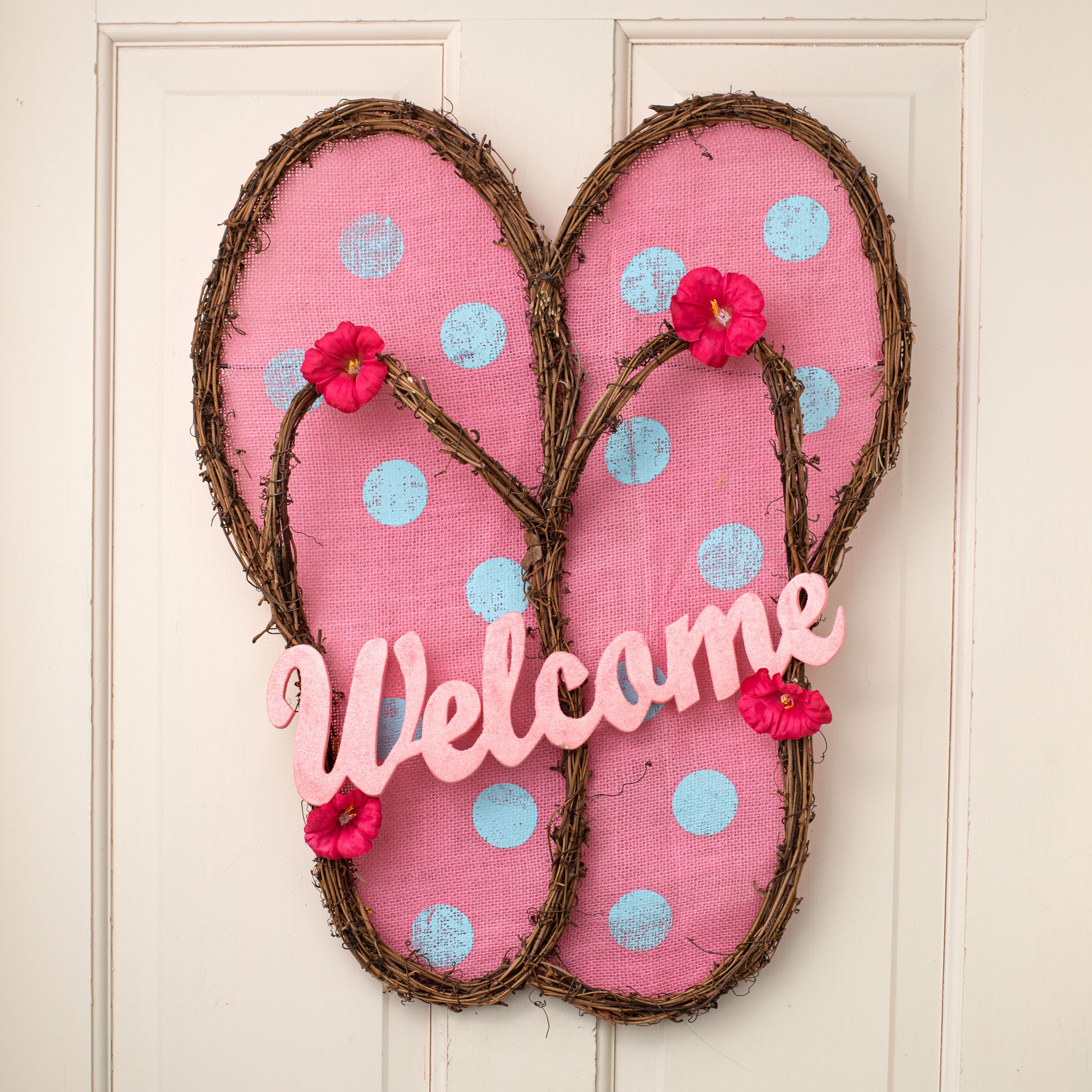 22" Flip Flop Grapevine Hanger Lifestyle Photo