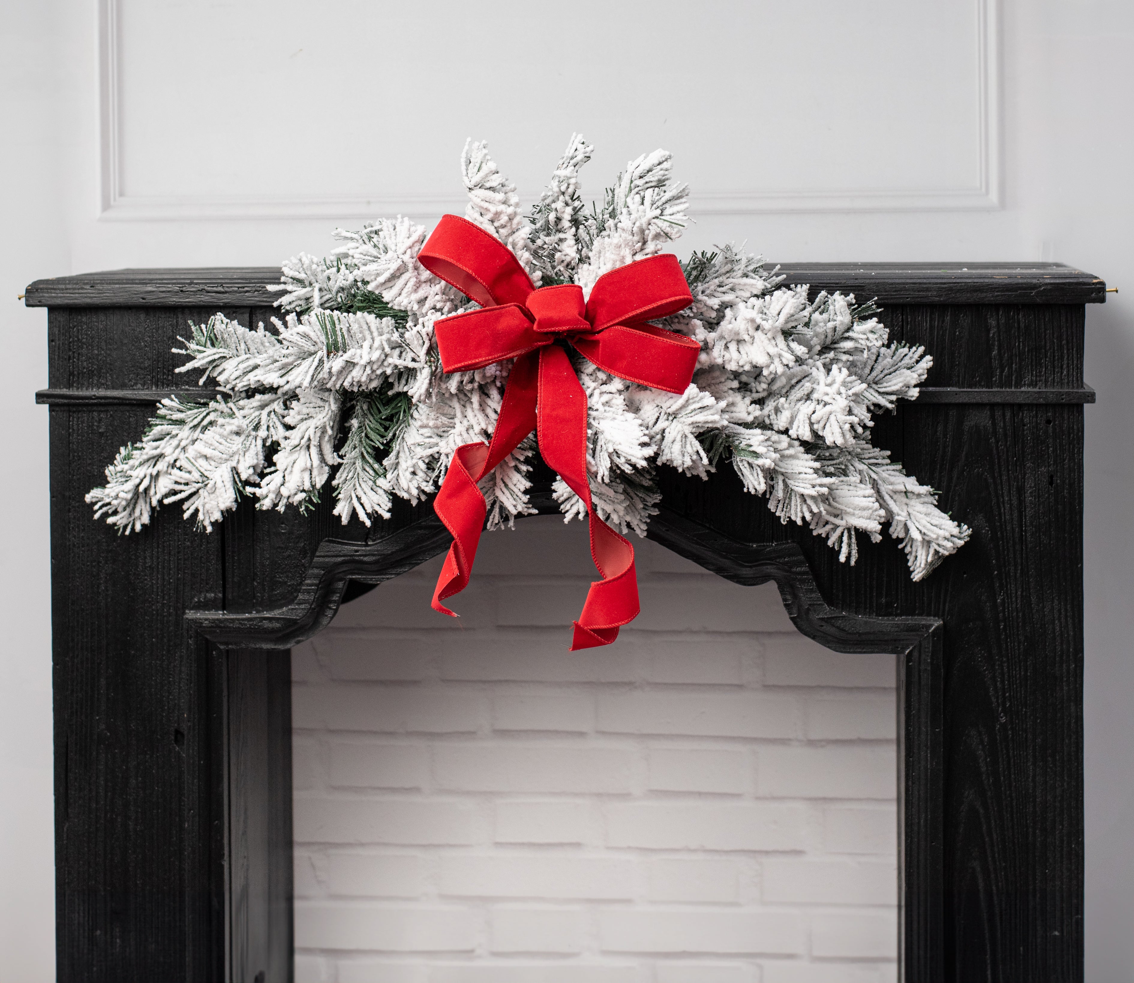 32" Flocked Kirkwood Pine Swag (36 Tips) Lifestyle Photo