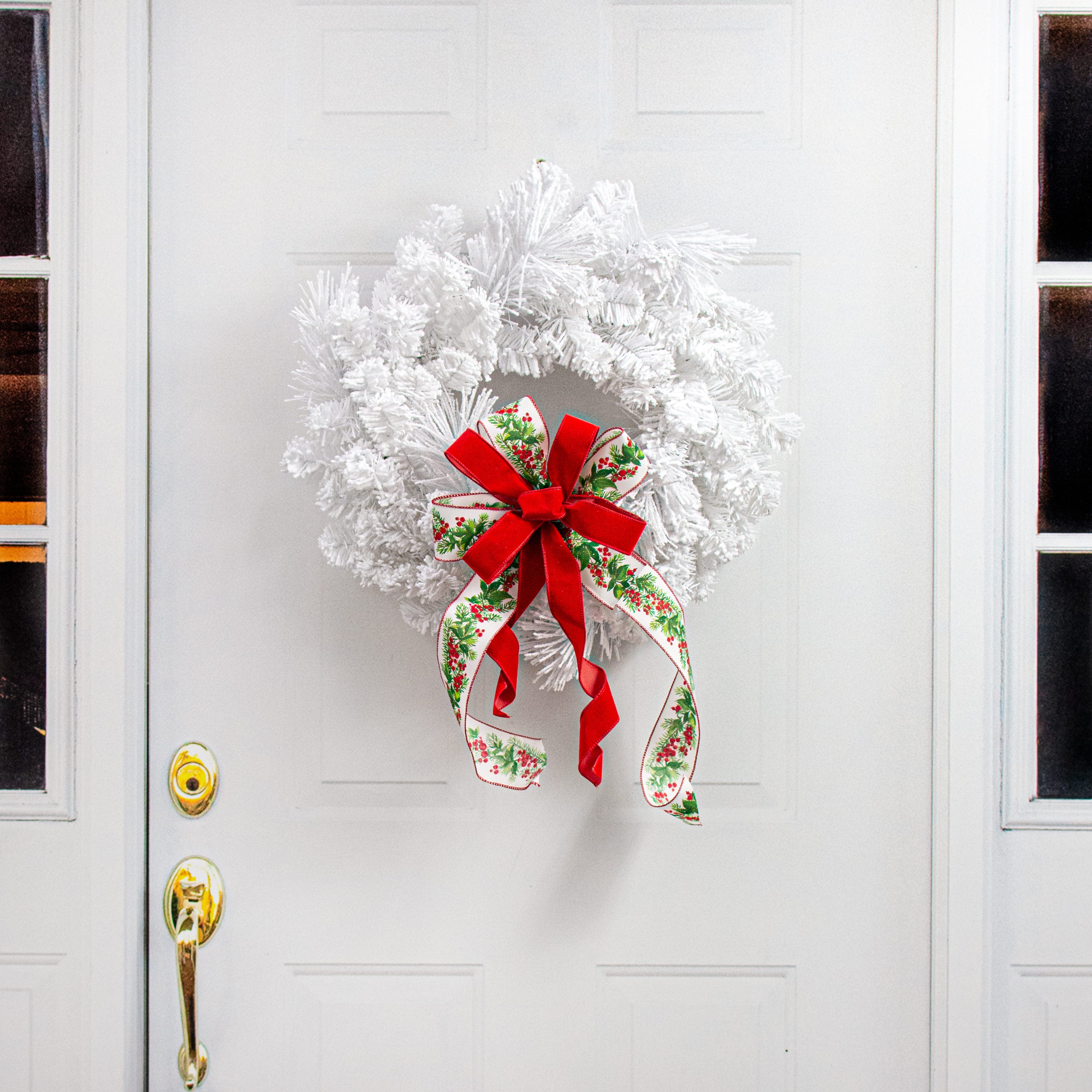 22"-24" Flocked White Pine Wreath detail photo 4