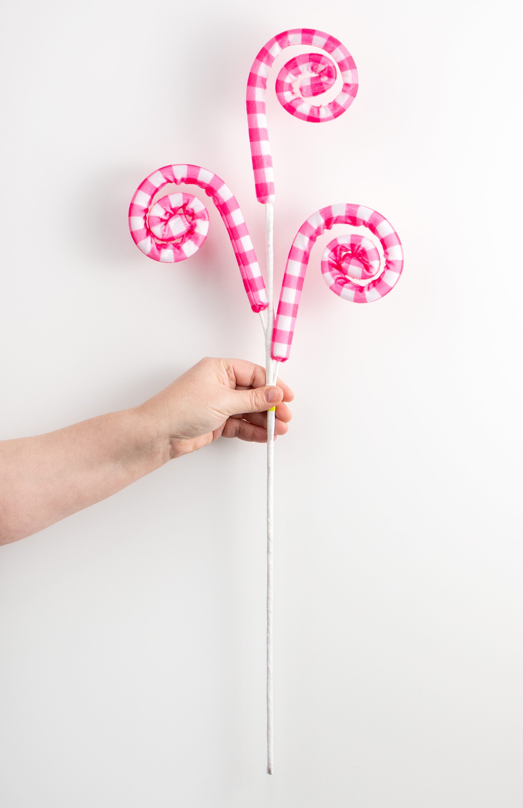 28" Gingham Curly Spray: Fuchsia Pink detail photo 3