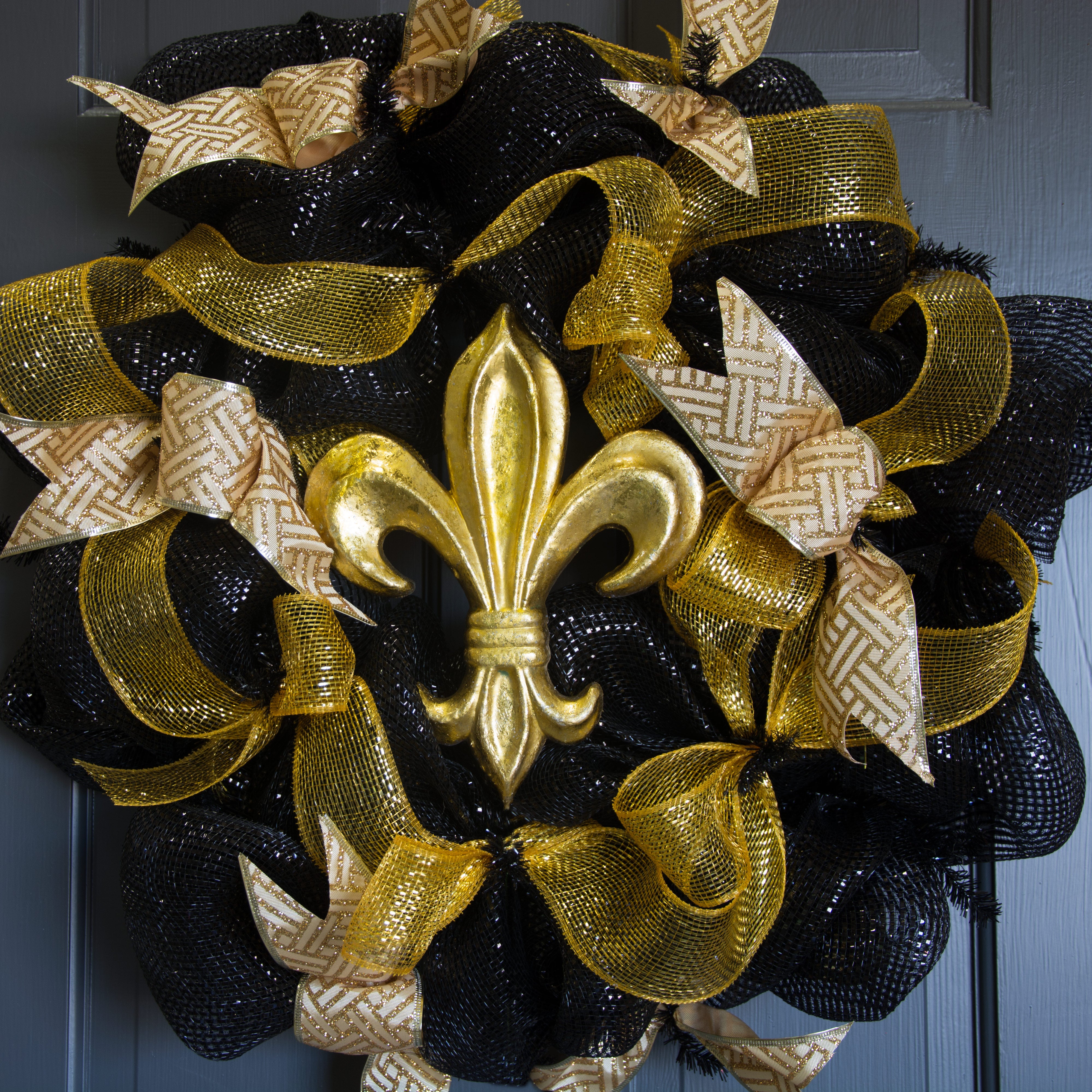 Gold Leaf Fleur De Lis Pick: 10" Lifestyle Photo