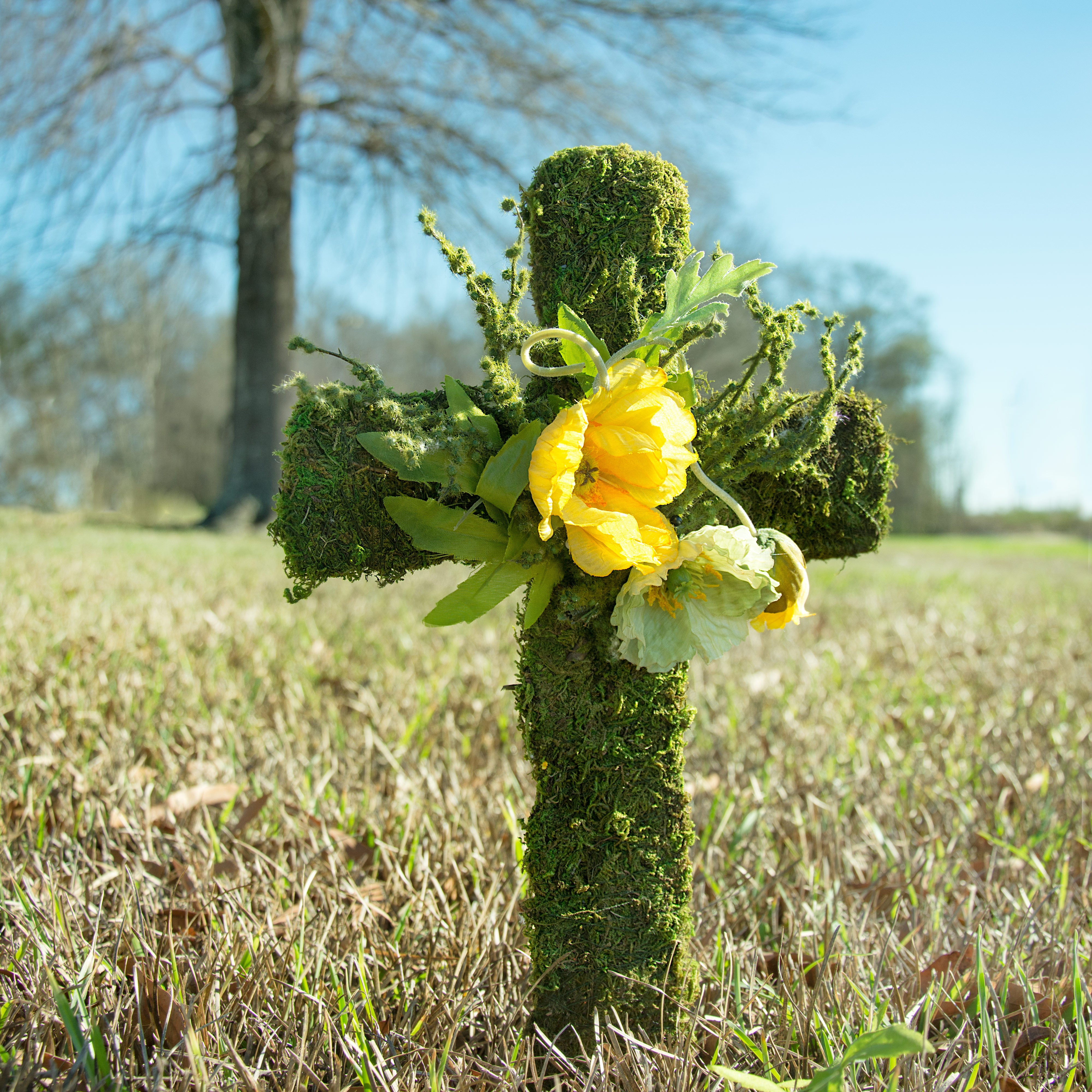 14" Green Sheet Moss Cross Stake Lifestyle Photo