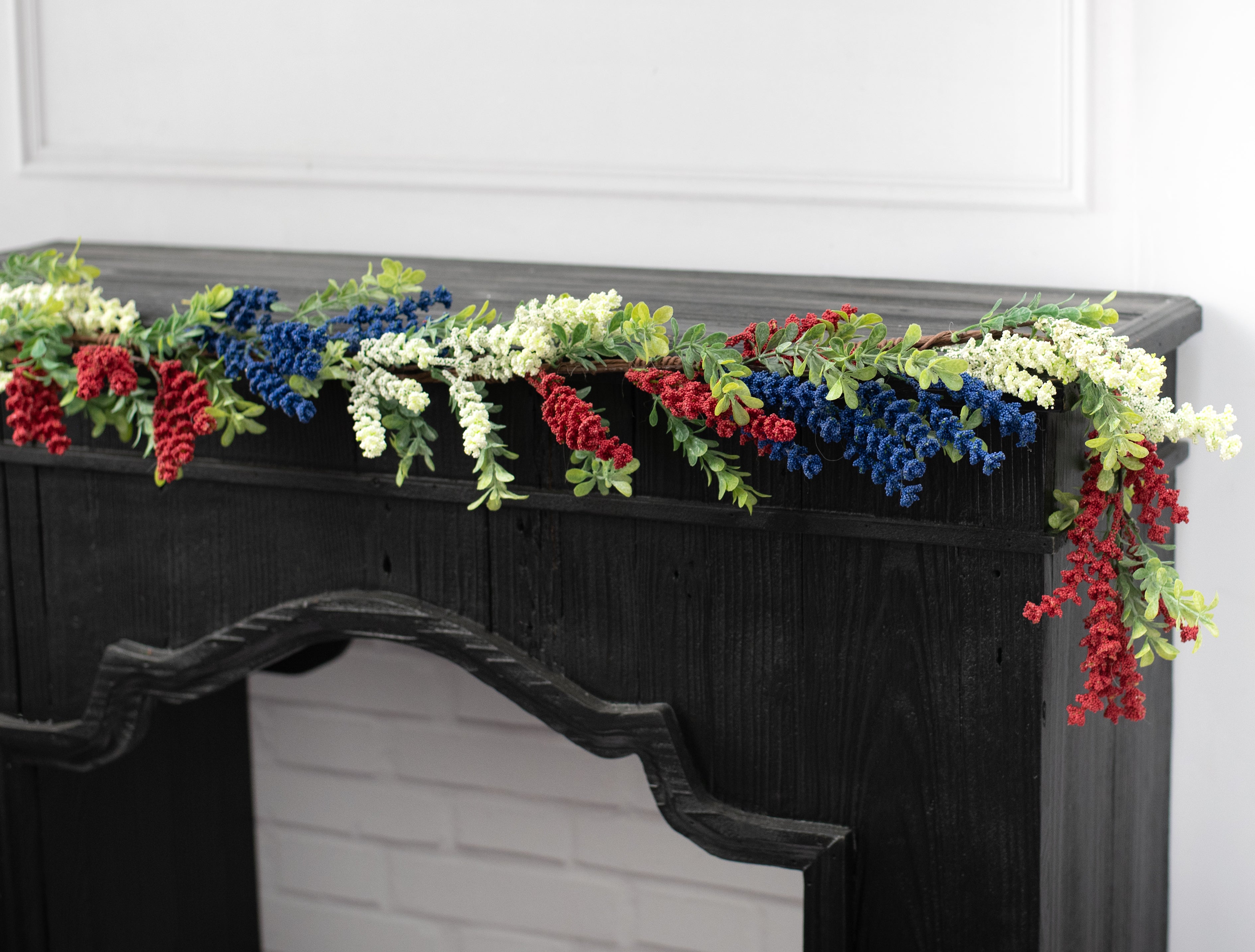 4' Heather with Boxwood Garland: Red, White, Blue Lifestyle Photo