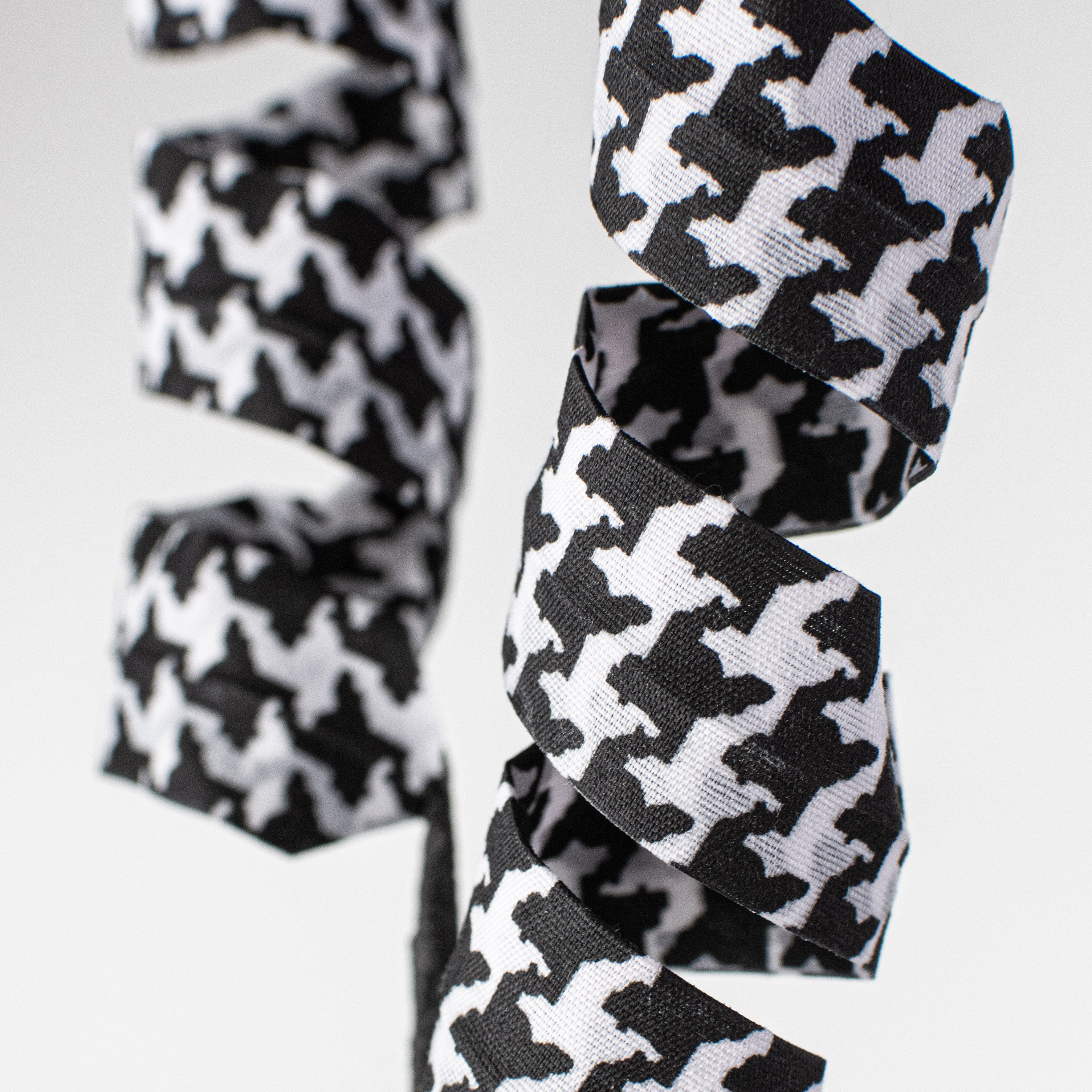 24" Houndstooth Curly Spray: Black Lifestyle Photo