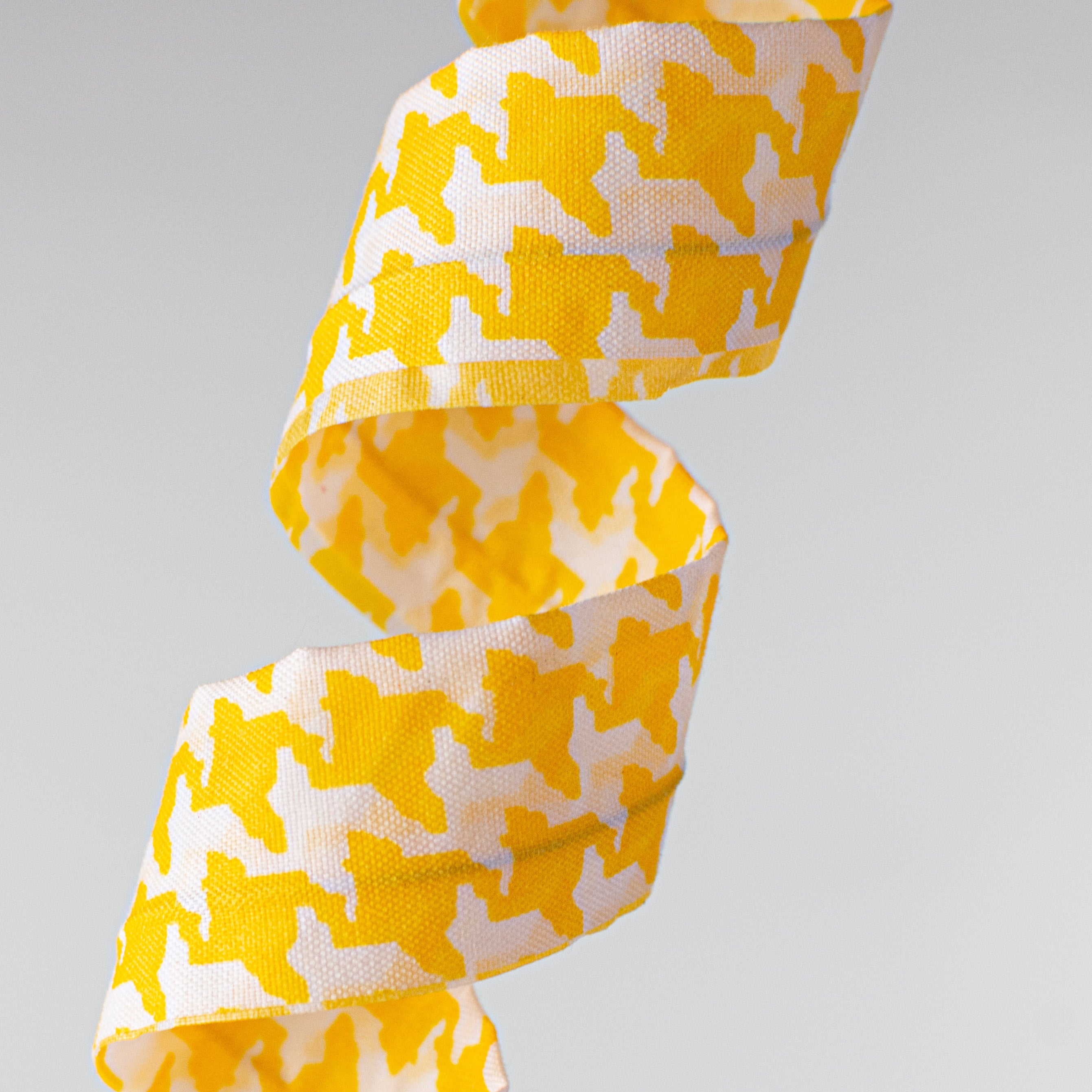 24" Houndstooth Curly Spray: Yellow Lifestyle Photo