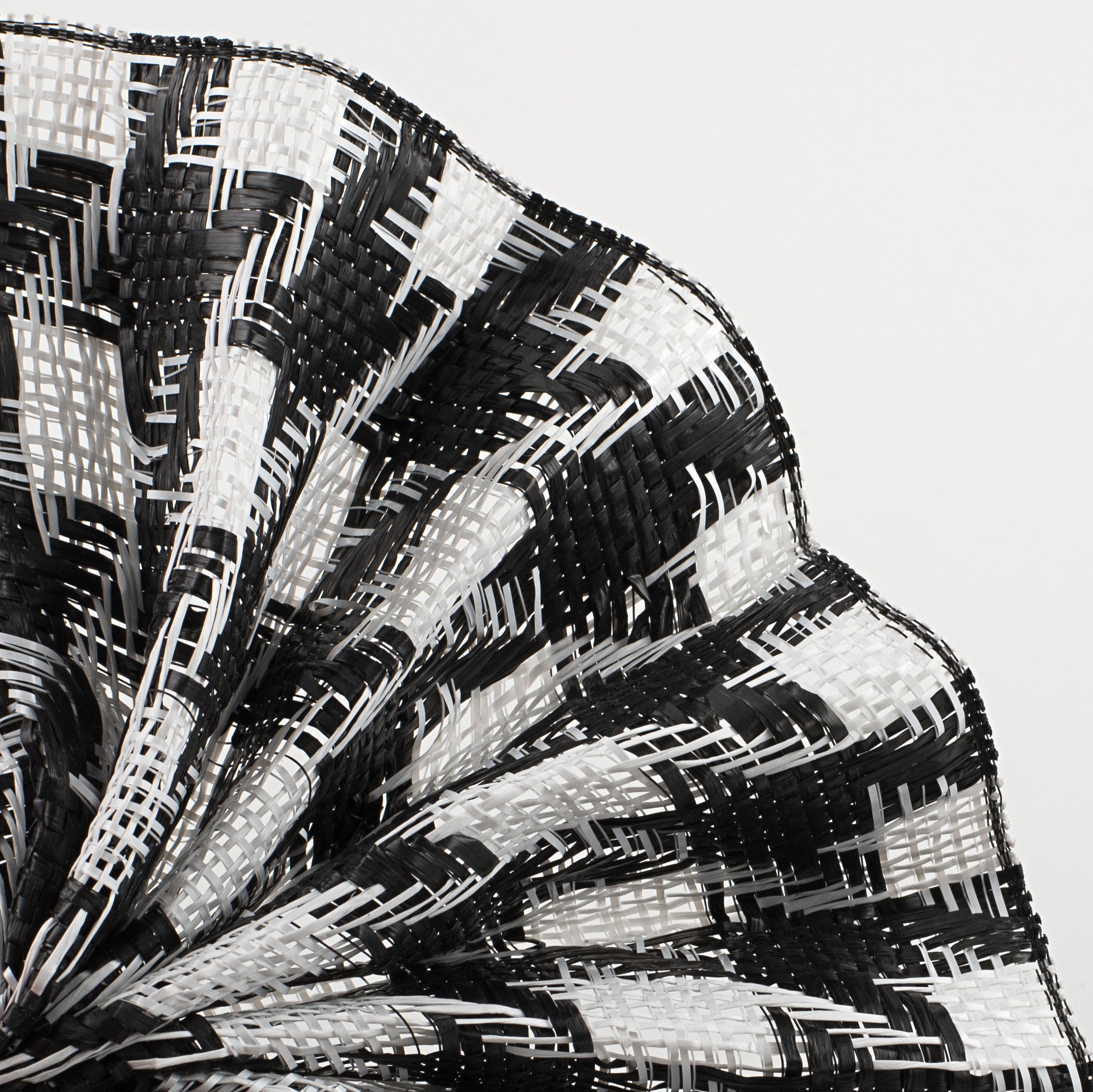 10" Houndstooth Woven Mesh: Black & White Lifestyle Photo
