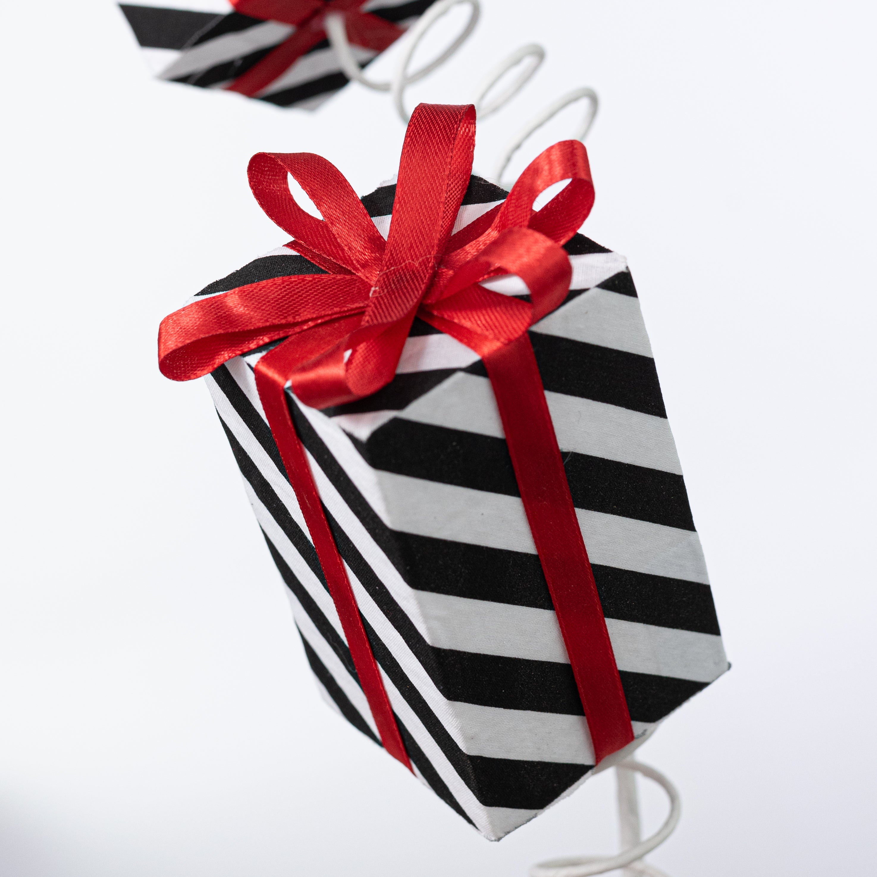 28" Stripe Gift Box Spray: Black & White