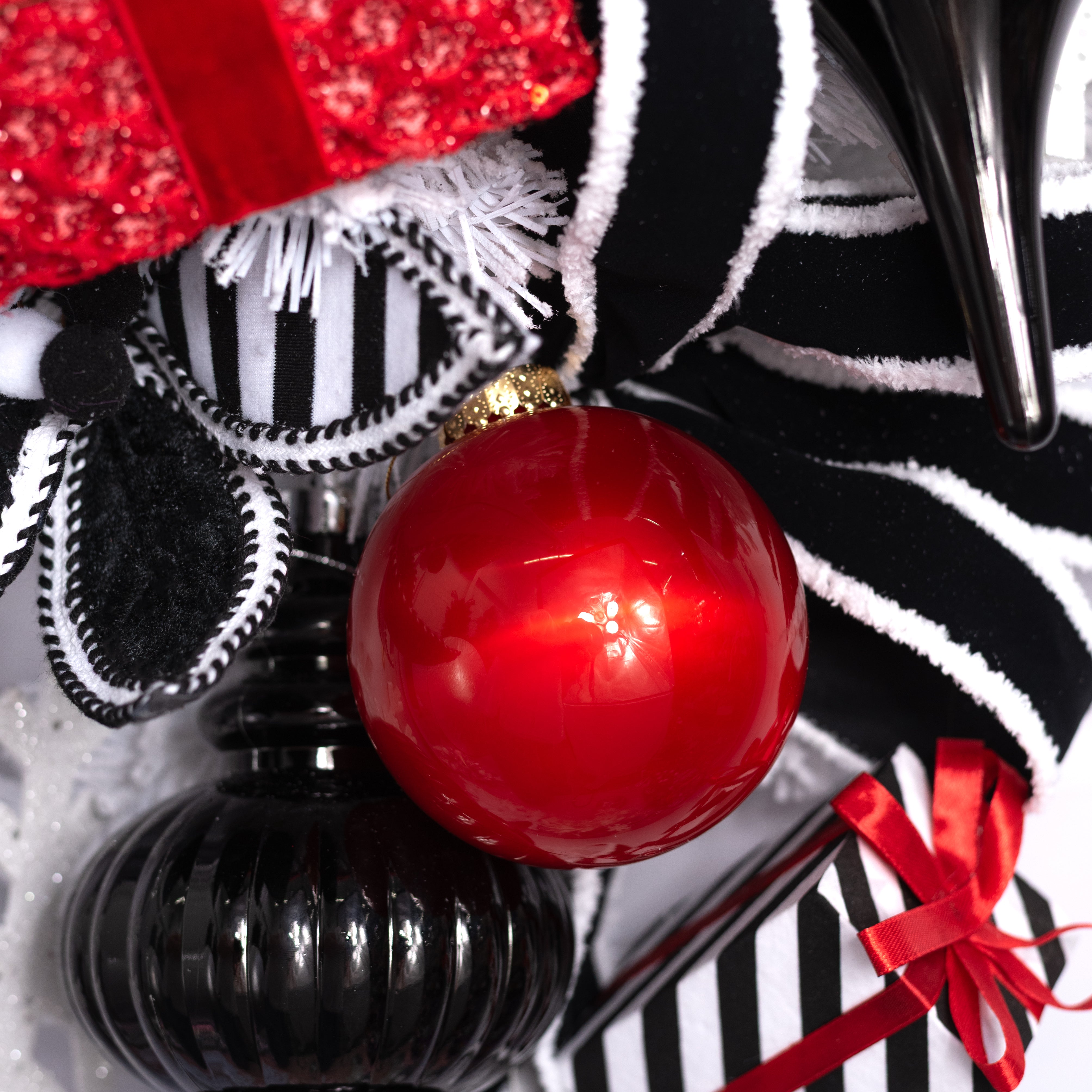 100mm Lacquered Glass-Look Shatterproof Ornament: Red