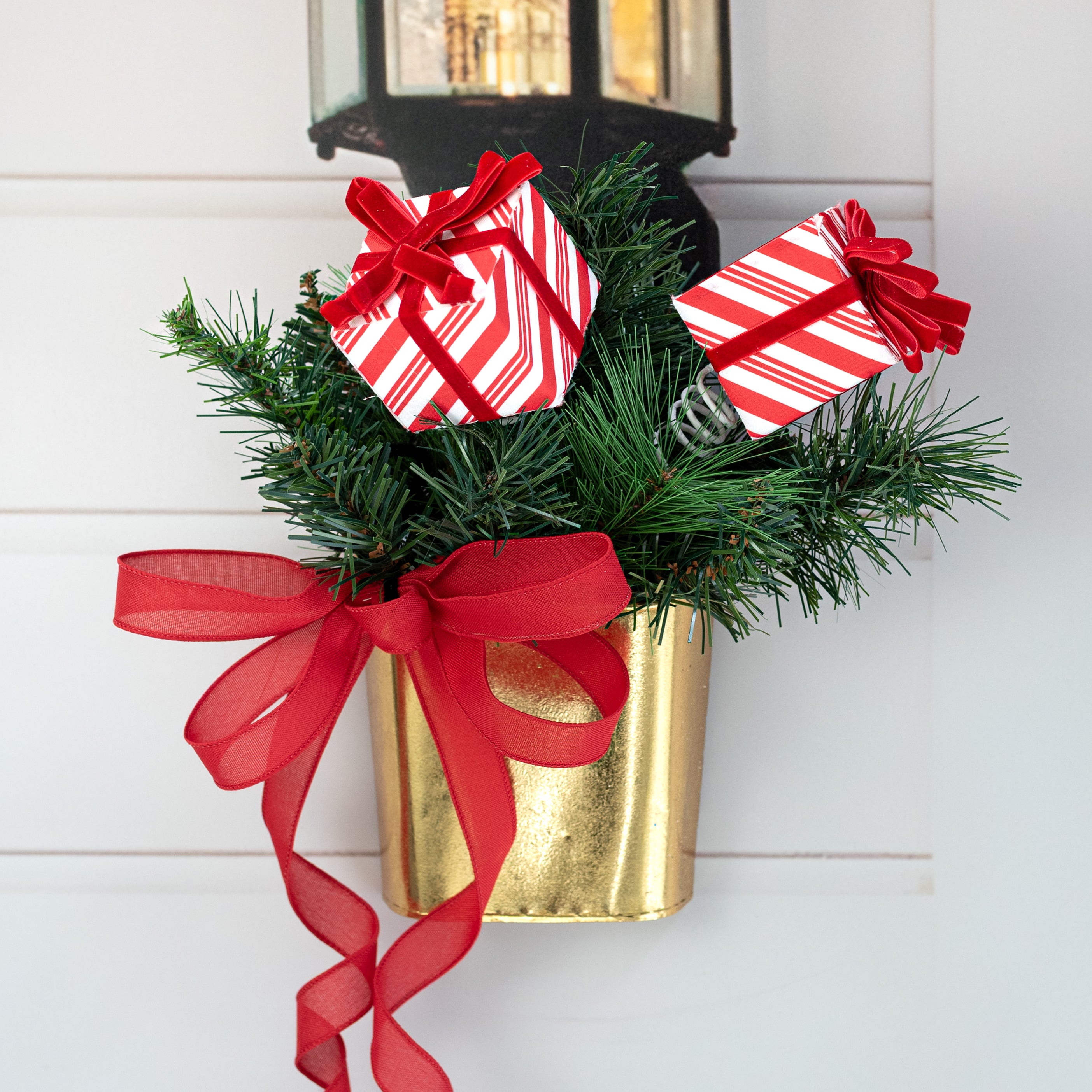 9" Metal Wall Pocket: Dazzling Gold