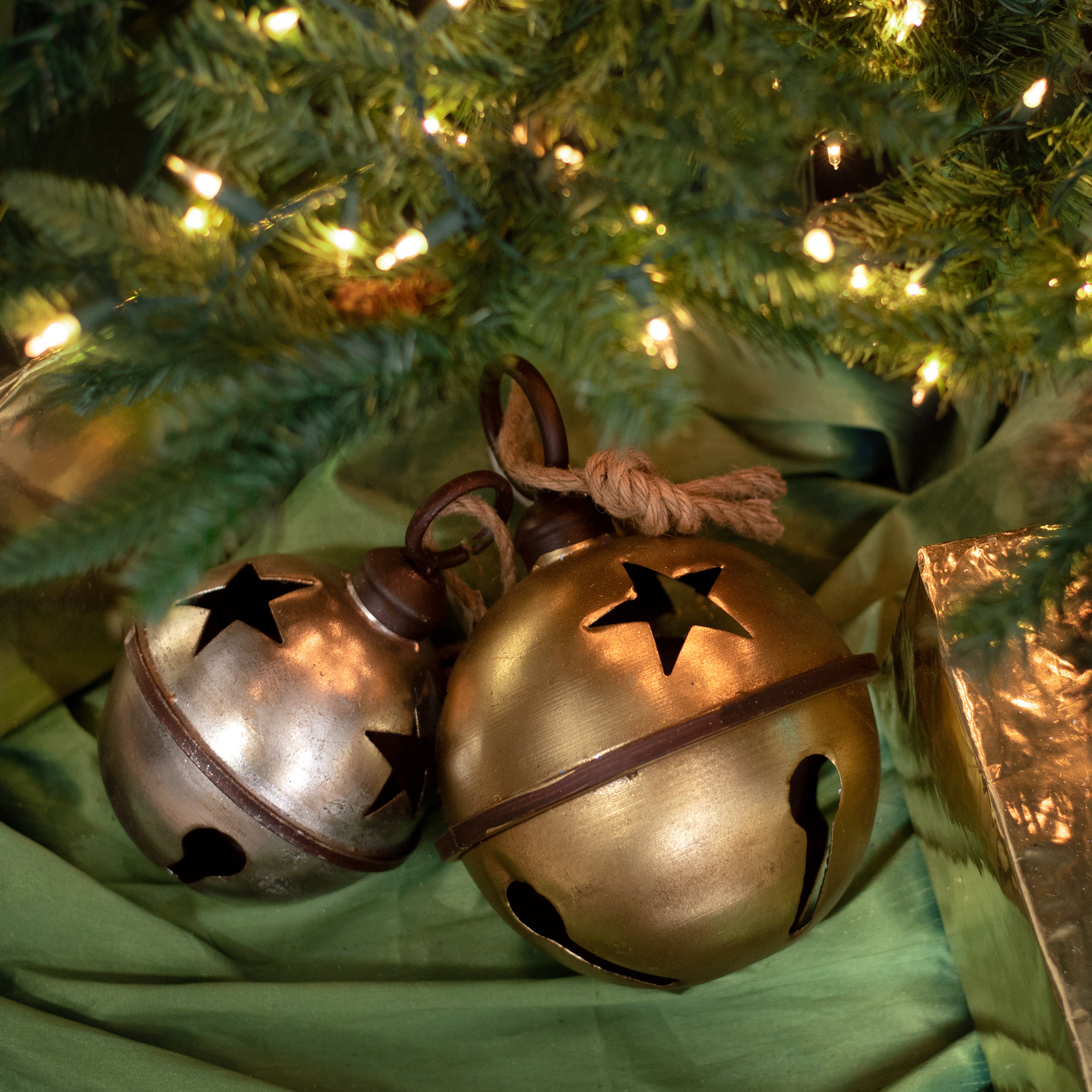 9" Jumbo Jingle Bell: Antique Gold Leaf Lifestyle Photo