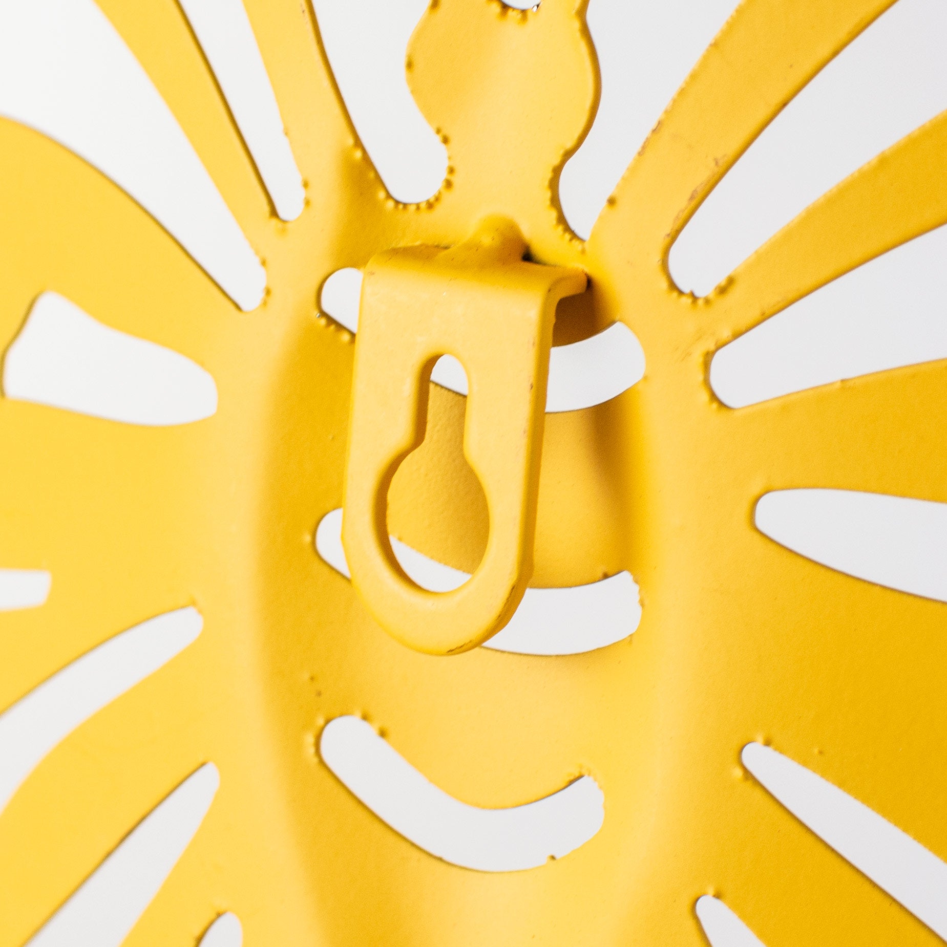 10" Metal Cutout Hanger: Yellow detail photo 4