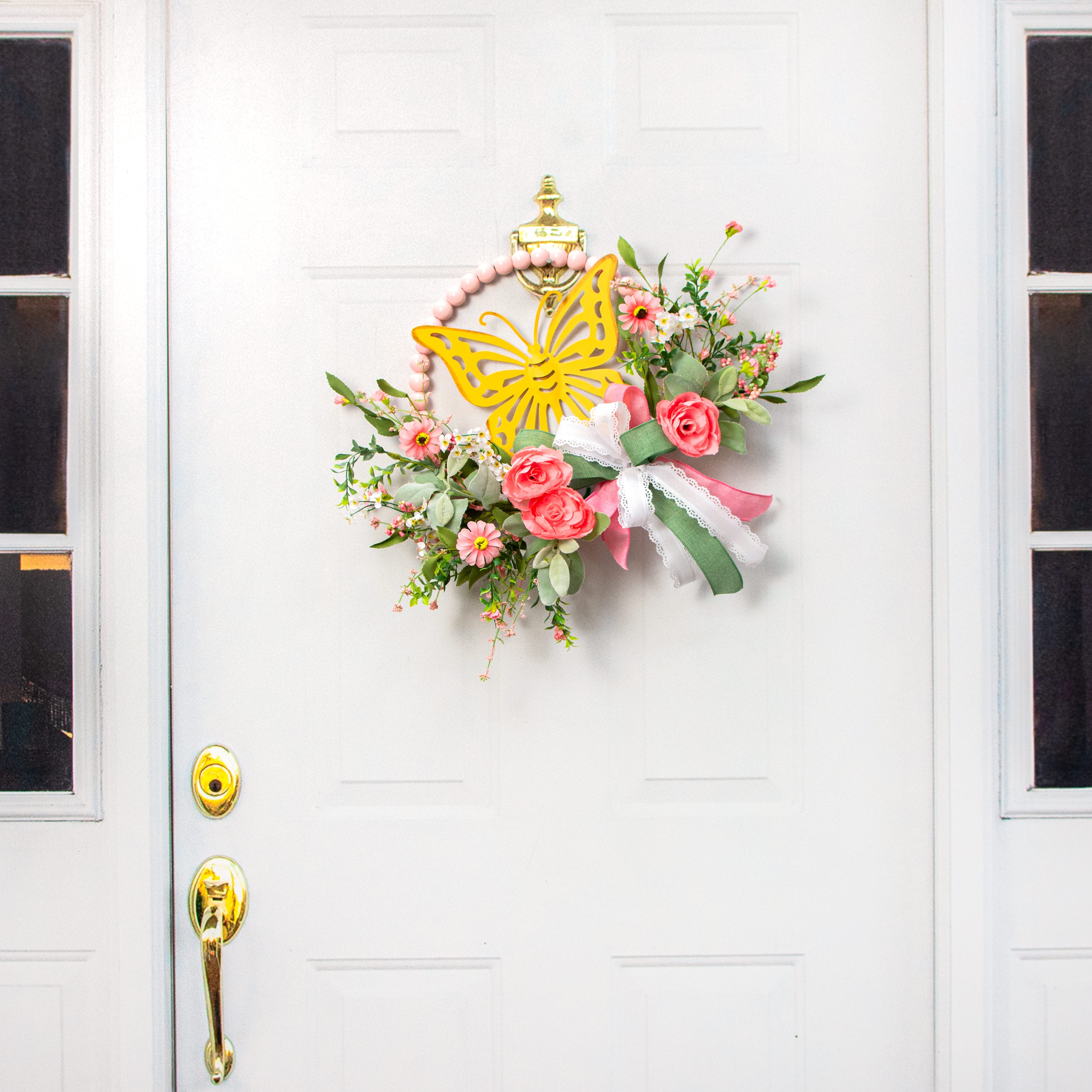 10" Metal Cutout Hanger: Yellow detail photo 5