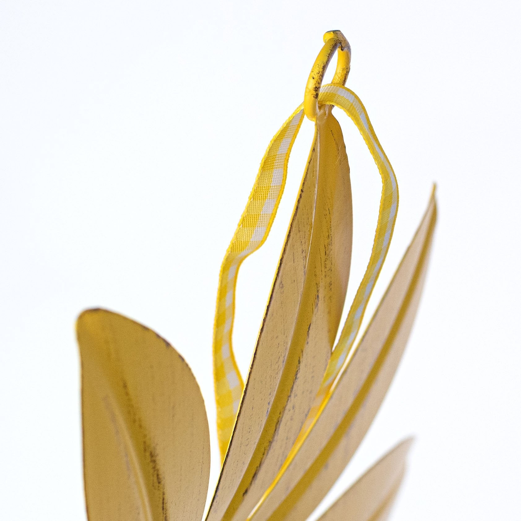 9" Metal Daisy Ornament: Distressed Yellow detail photo 5