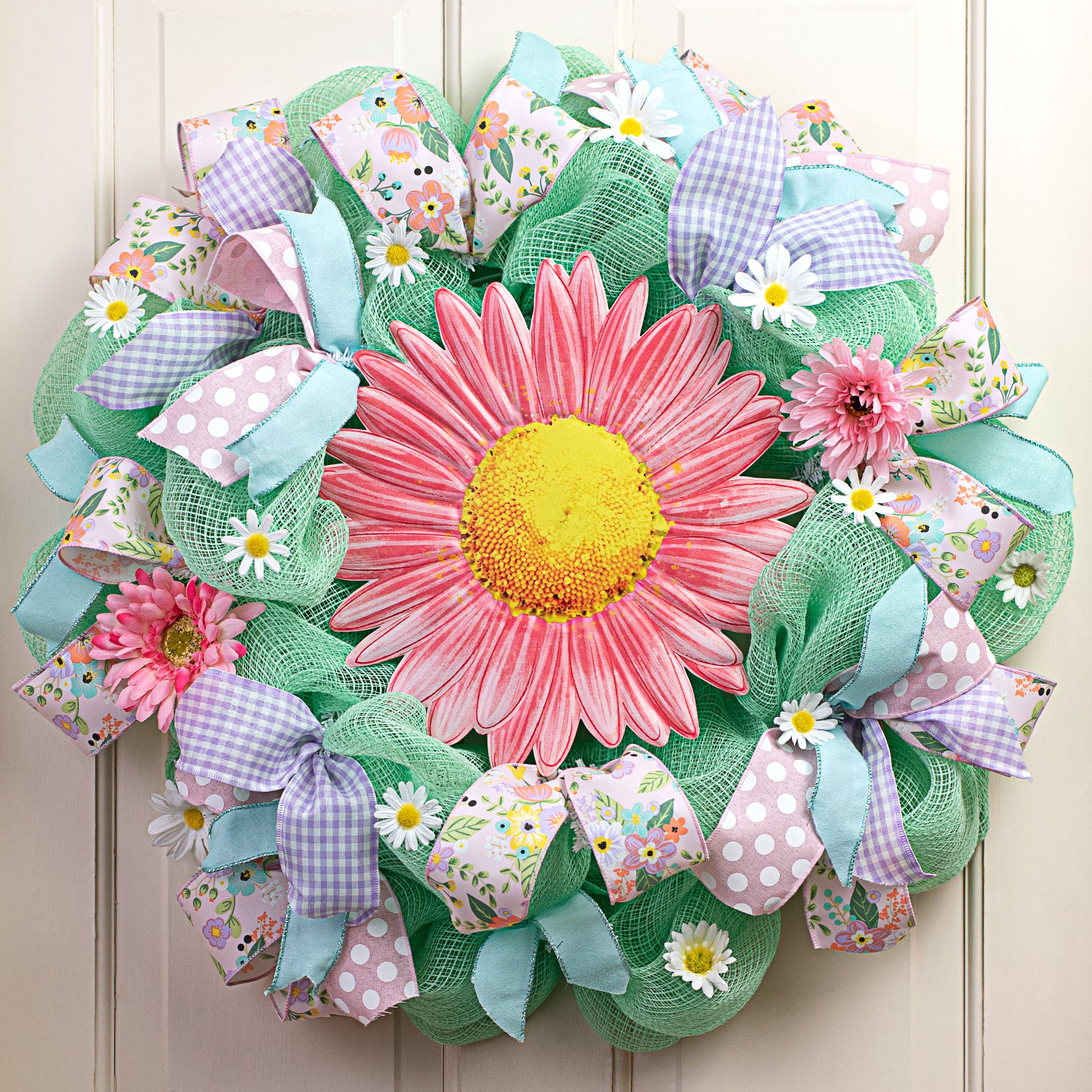 12" Metal Embossed Hanger: Pink Daisy Lifestyle Photo