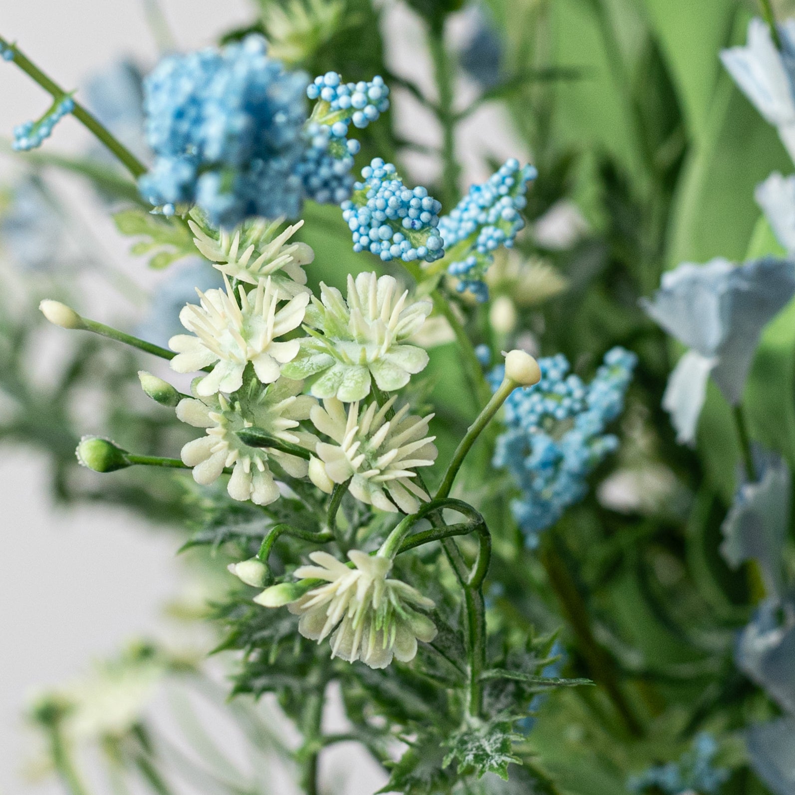 20" Mixed Flower Filler Bush: Blue & Cream detail photo 4