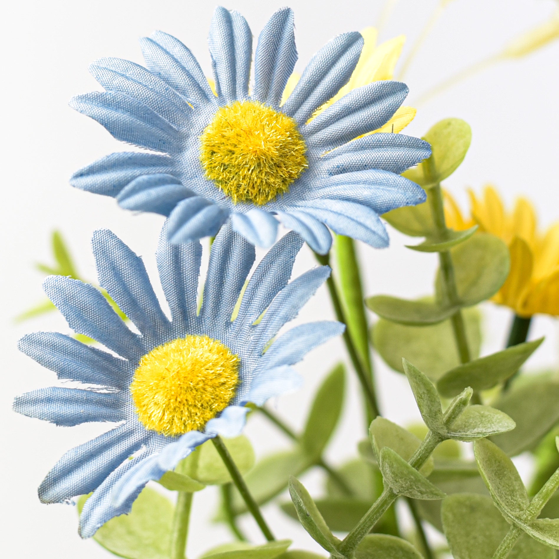 12" Mixed Pastel Daisy Bush detail photo 4