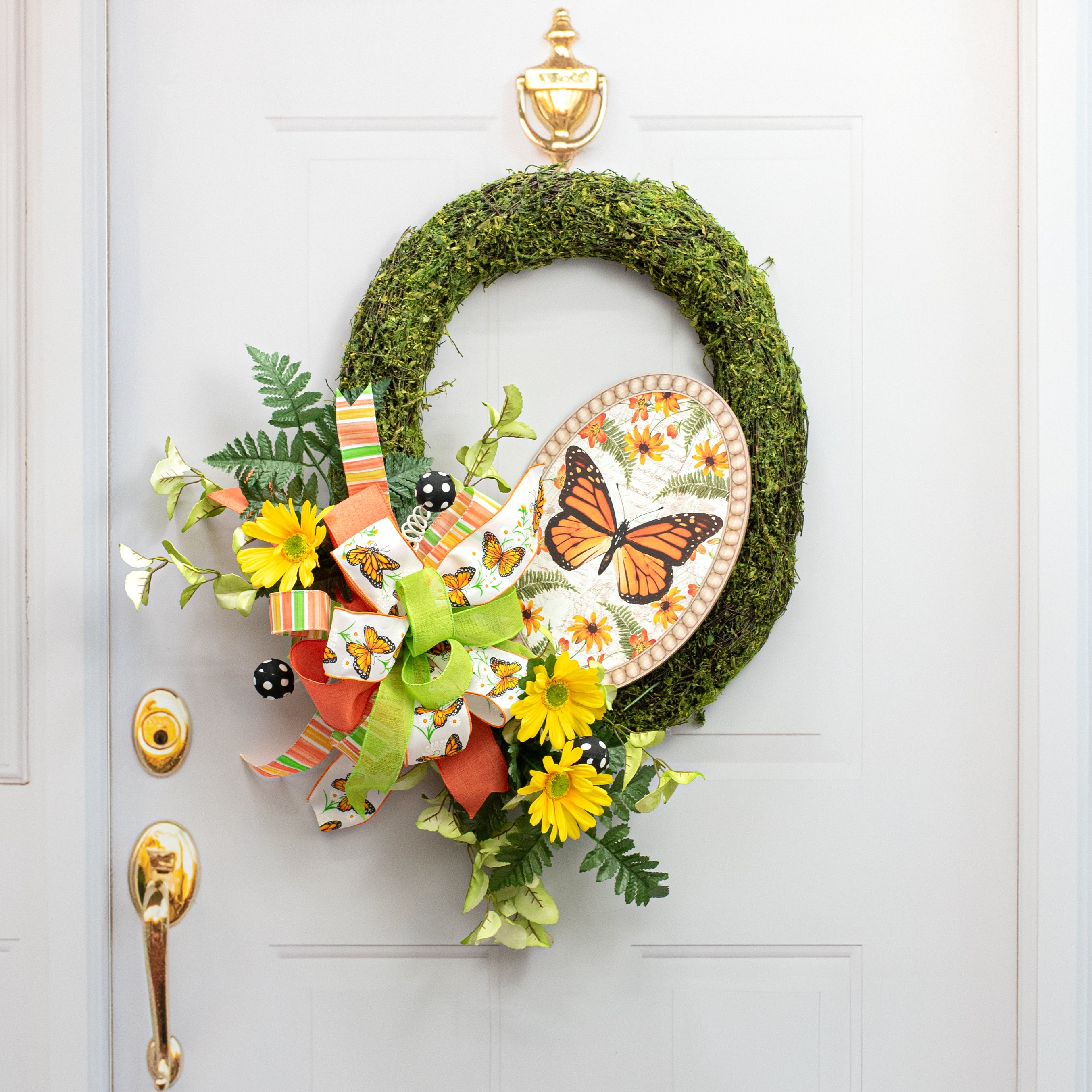 13" Oval Wooden Sign: Monarch Butterfly Bead Edge Lifestyle Photo
