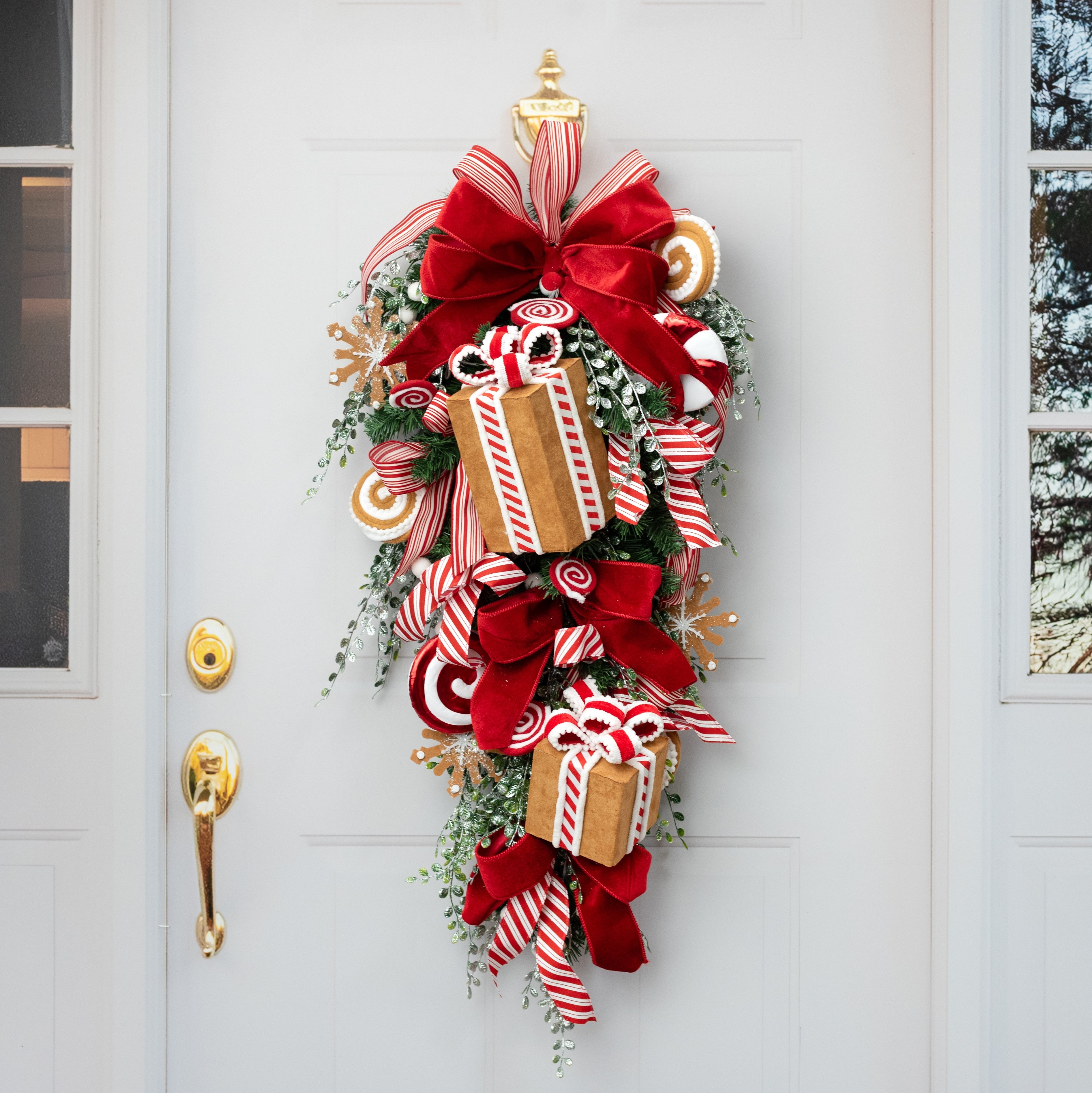 6" Peppermint Gingerbread Gift Box Decor: Small detail photo 4