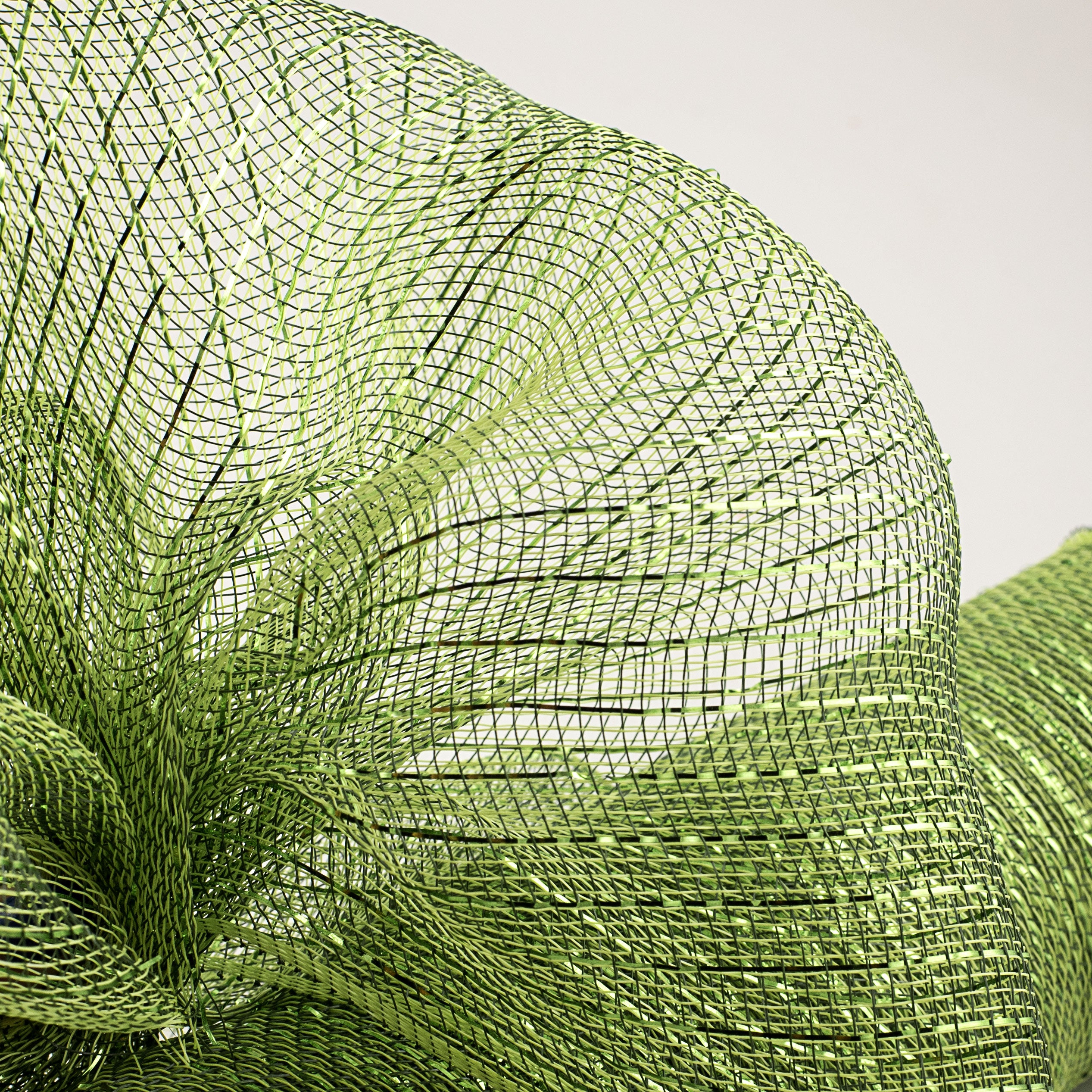 21" Poly Deco Mesh: Metallic Apple & Moss Lifestyle Photo