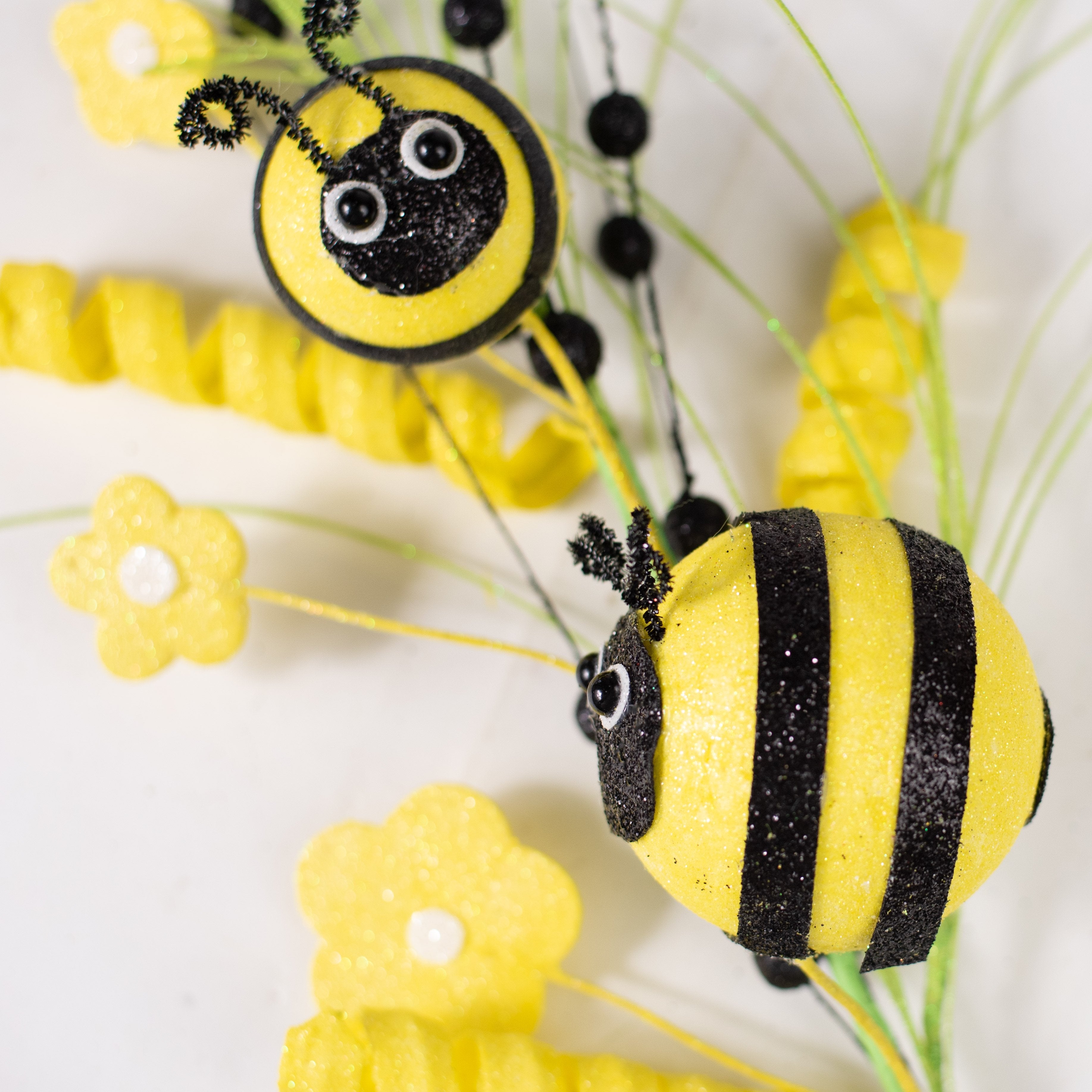 32" Round Bees Daisy Spray detail photo 3