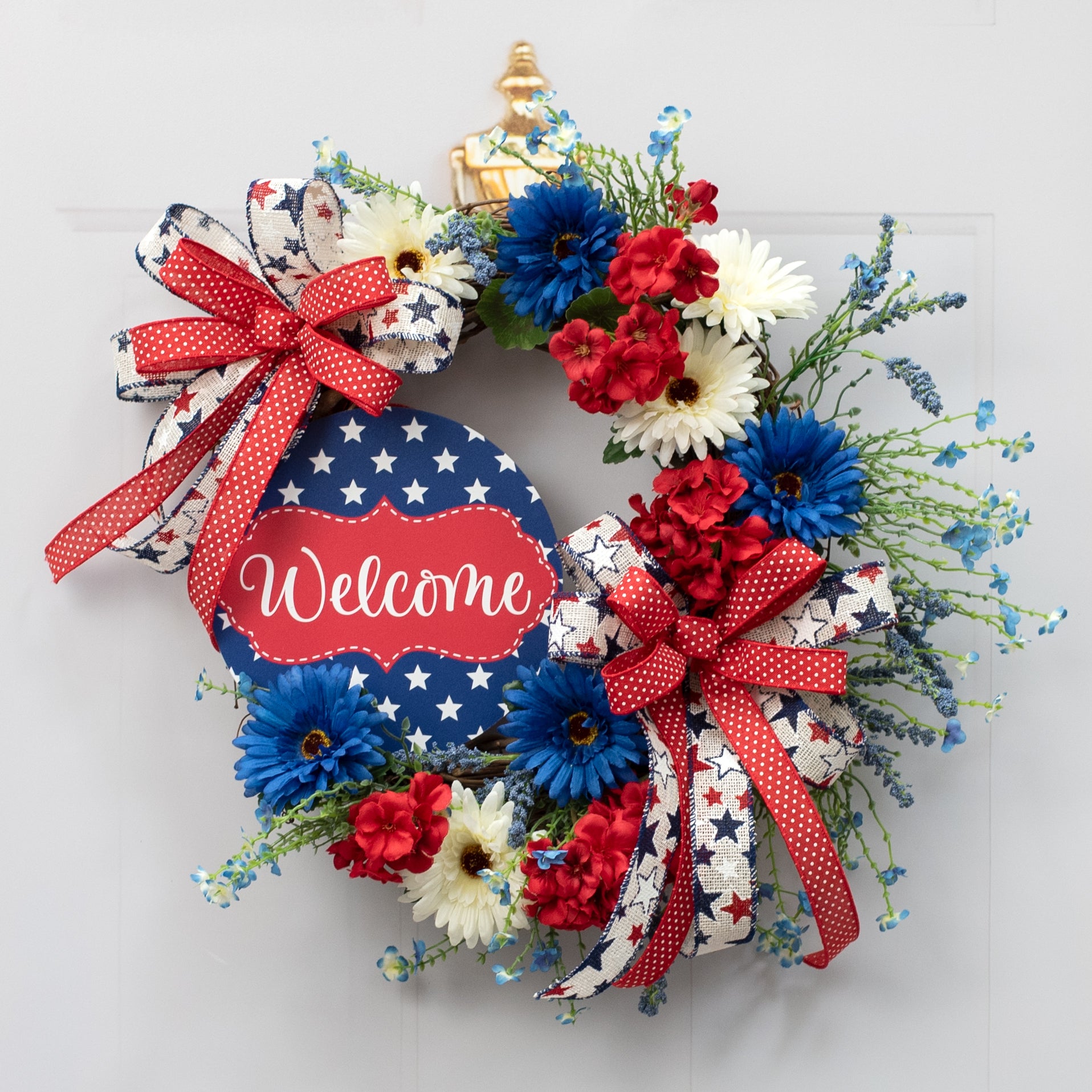 8.5" Round Waterproof Sign: Scalloped Welcome Patriotic Stars Lifestyle Photo