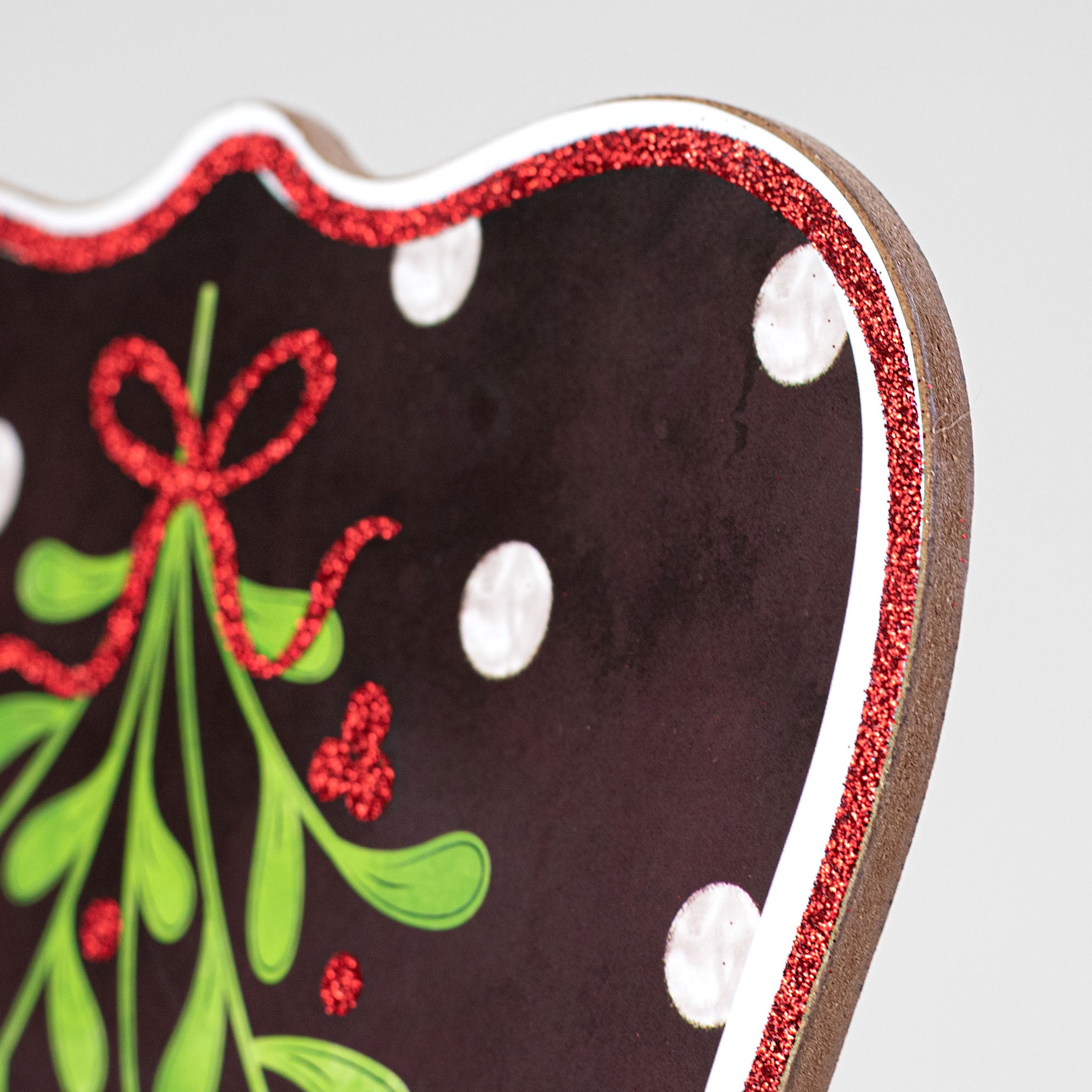 10" Scalloped Wooden Sign: Glittered Pucker Up Mistletoe detail photo 3