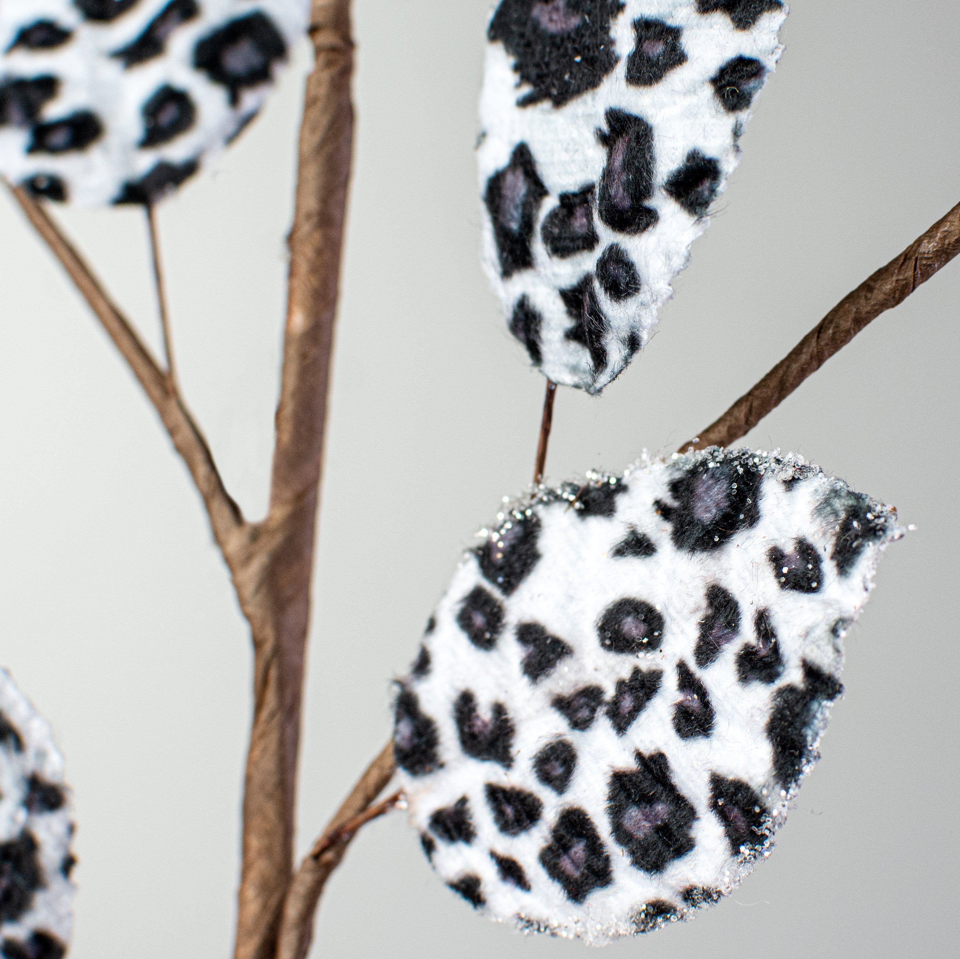 32" Snow Leopard Leaves Spray Lifestyle Photo