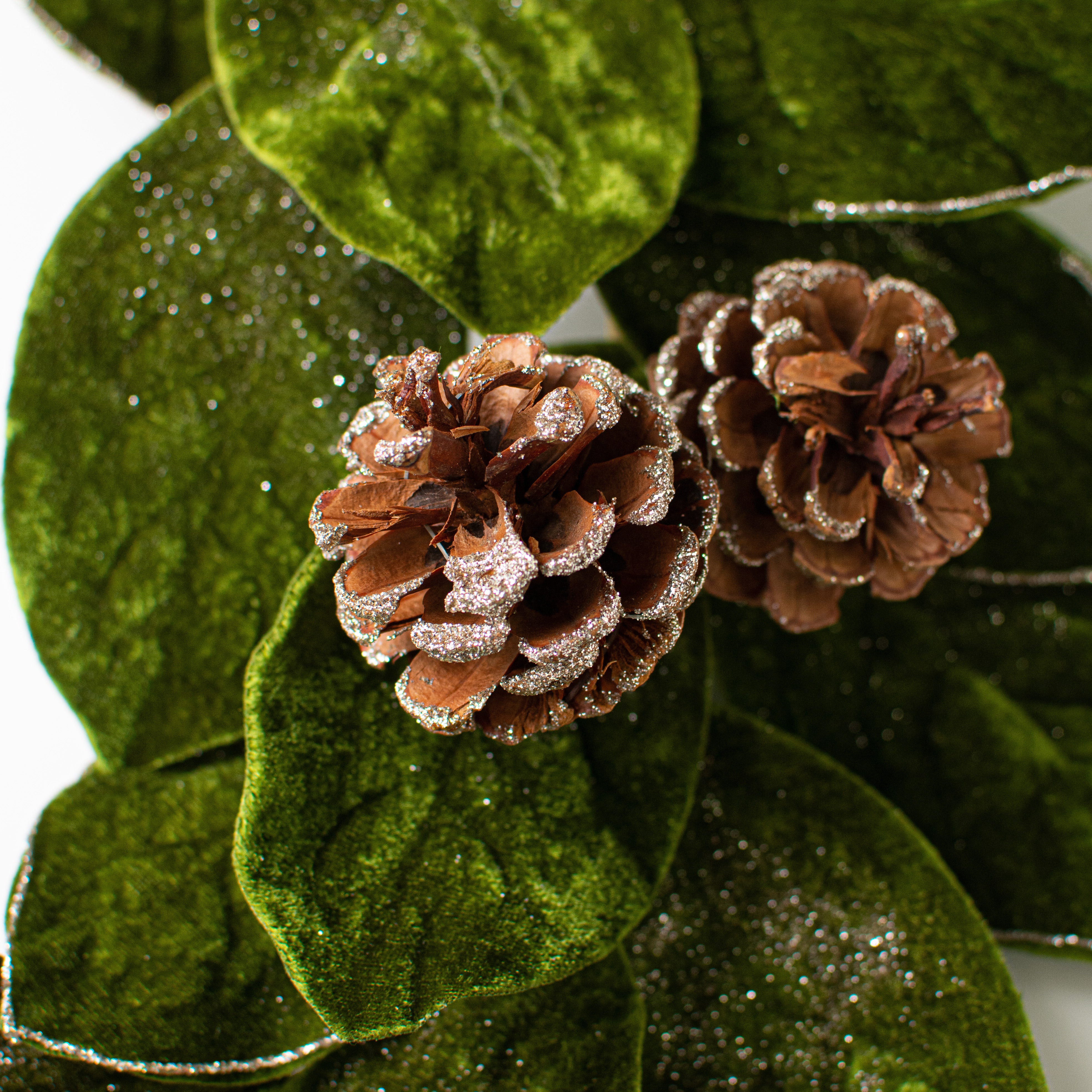 4' Velvet Magnolia Leaves & Pinecone Garland detail photo 3