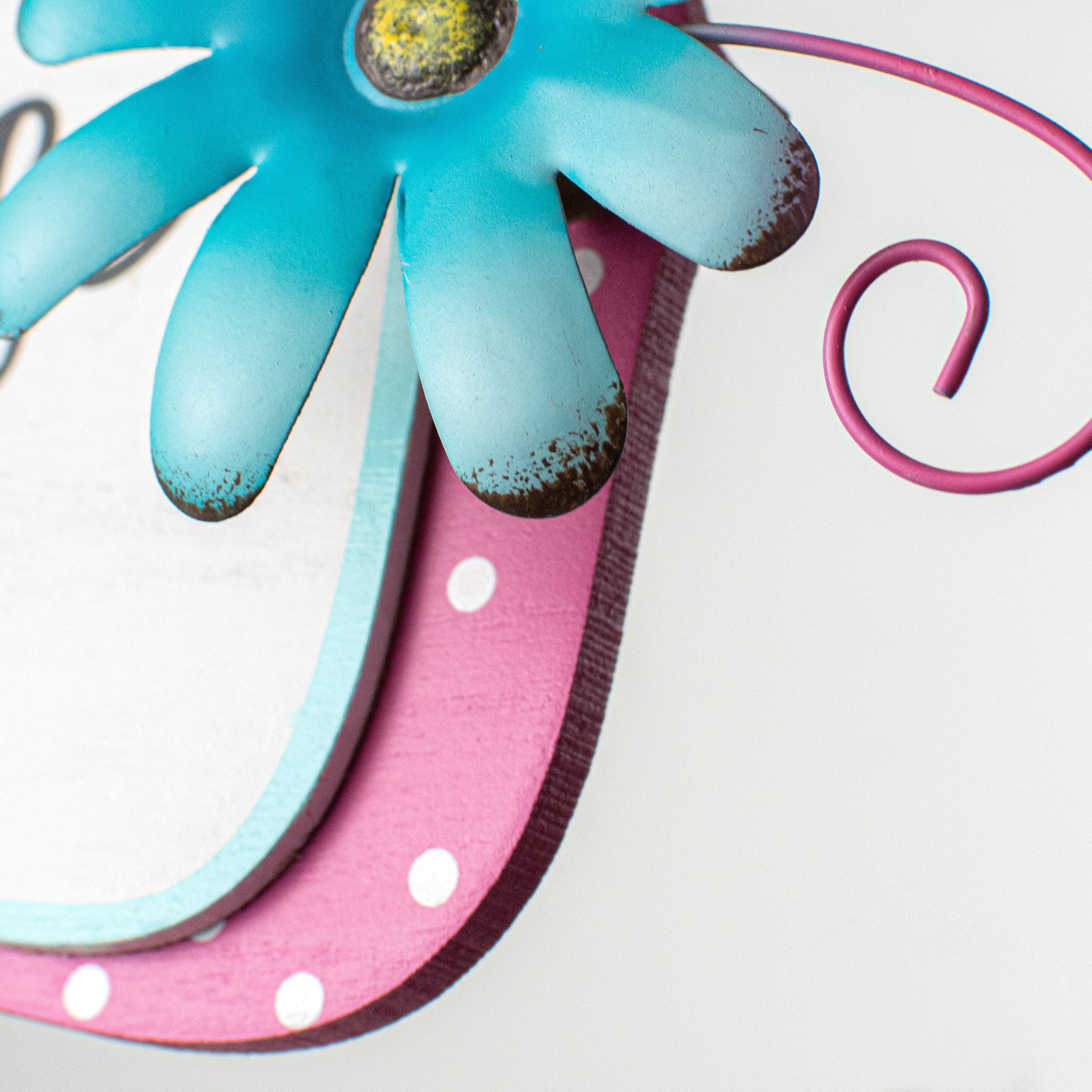 16" Welcome Daisy Scalloped Sign detail photo 3