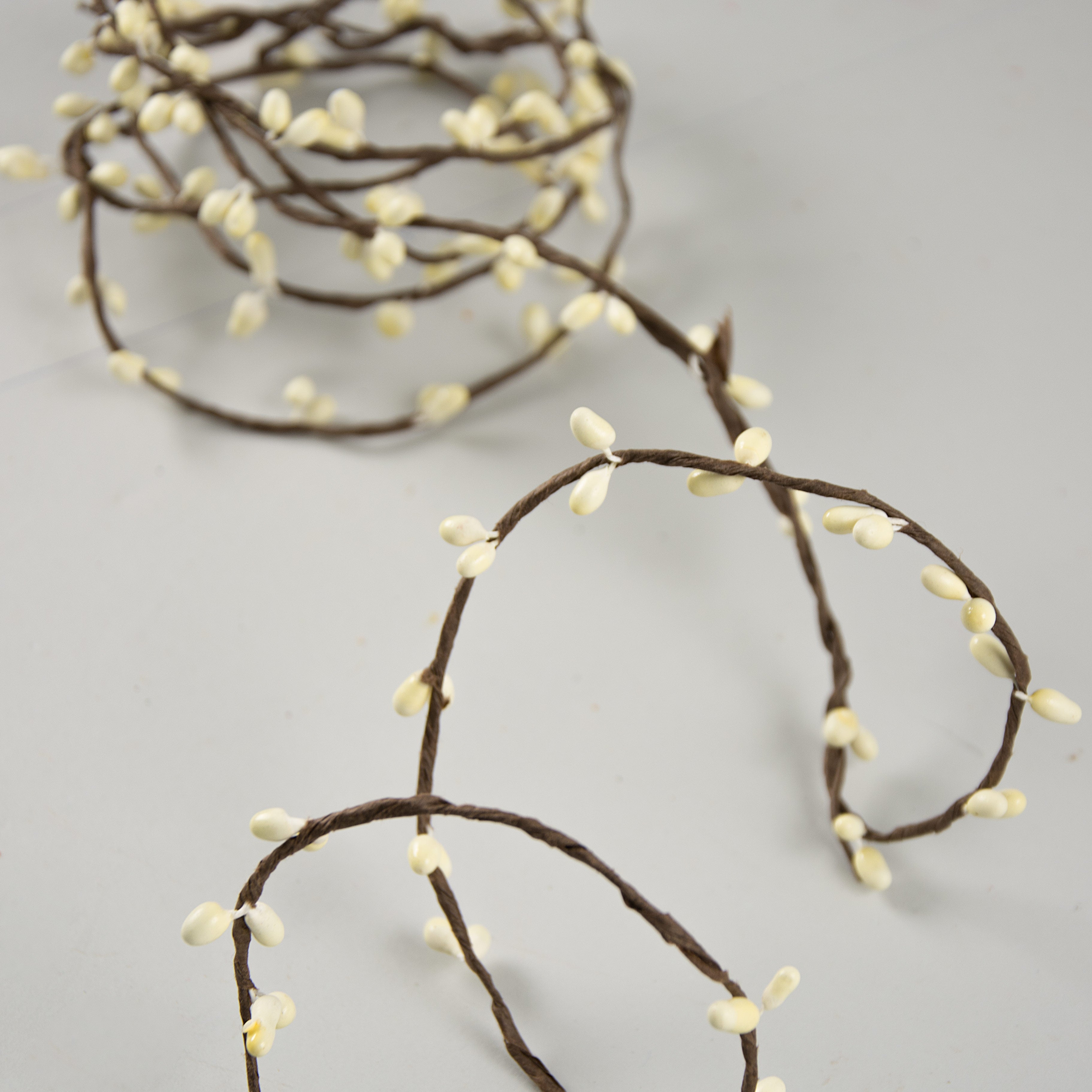 6' White Pip Berry Wired Garland detail photo 3