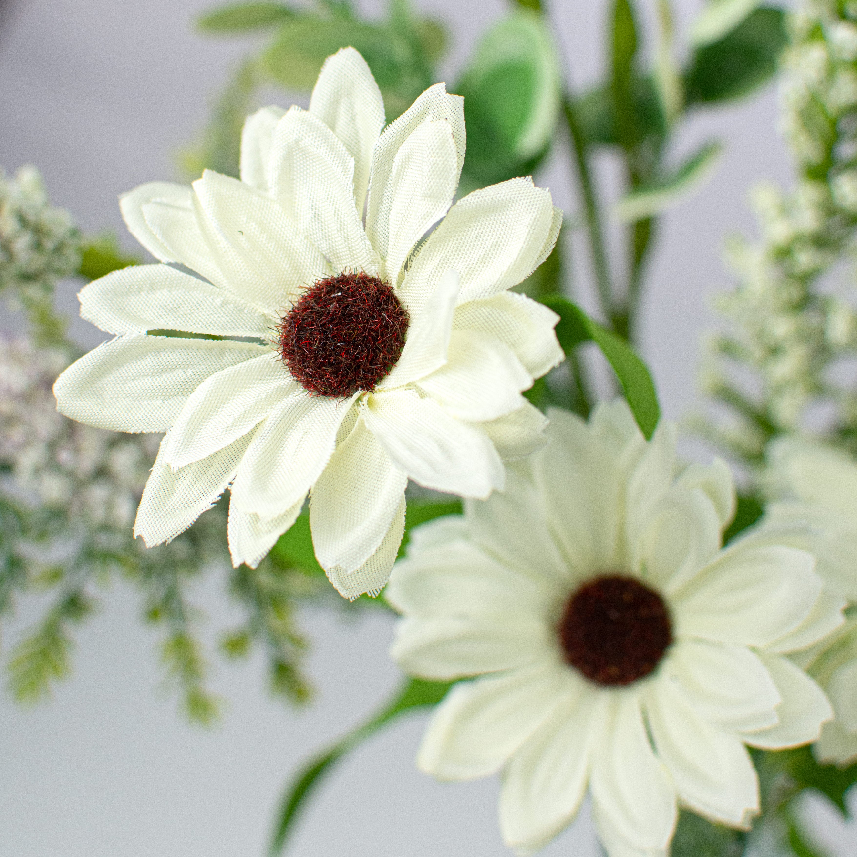 19" Wild Daisy Heather Bush: Ivory Lifestyle Photo