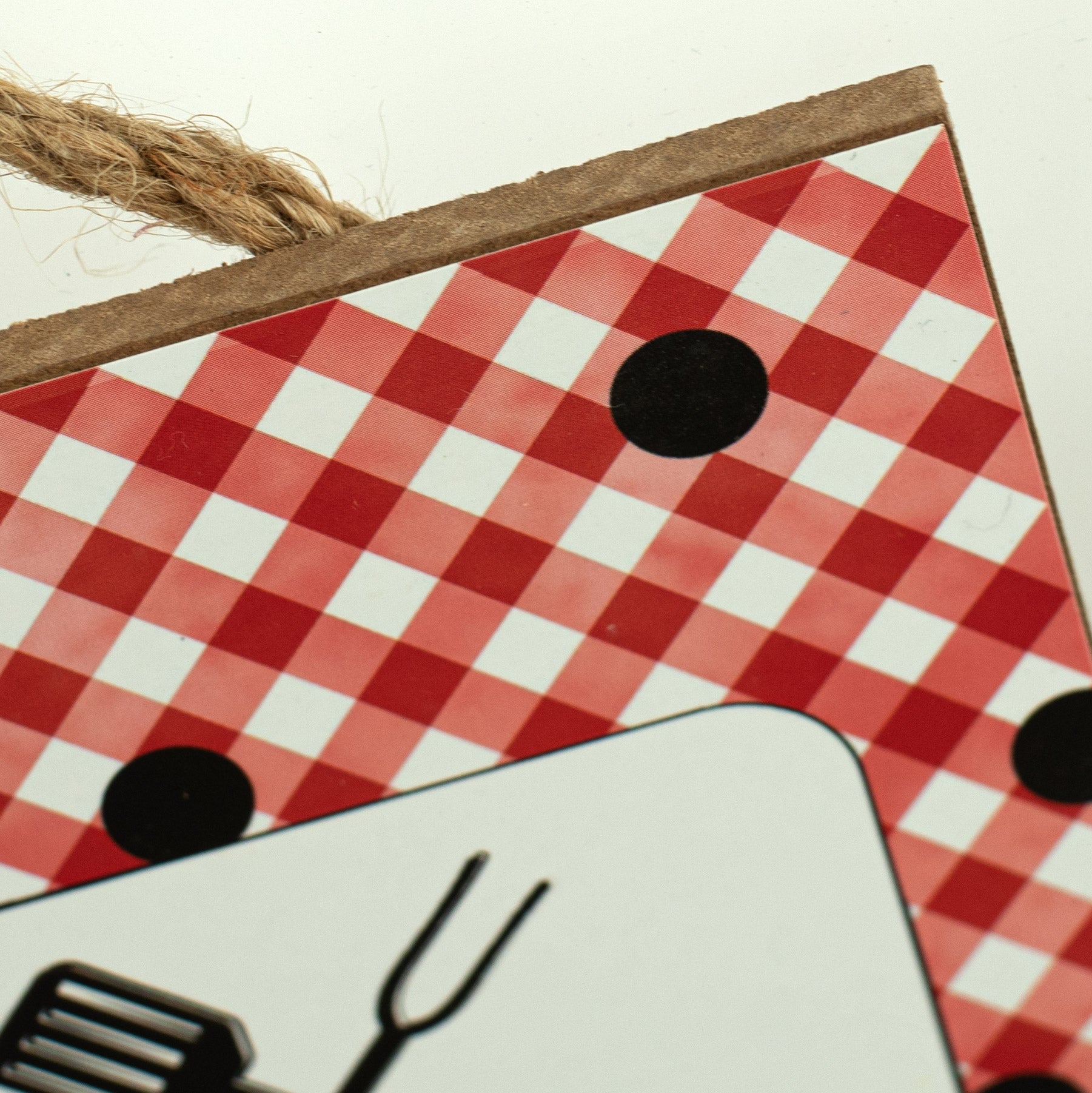 12" Wooden Sign: Grillin' and Chillin' detail photo 3