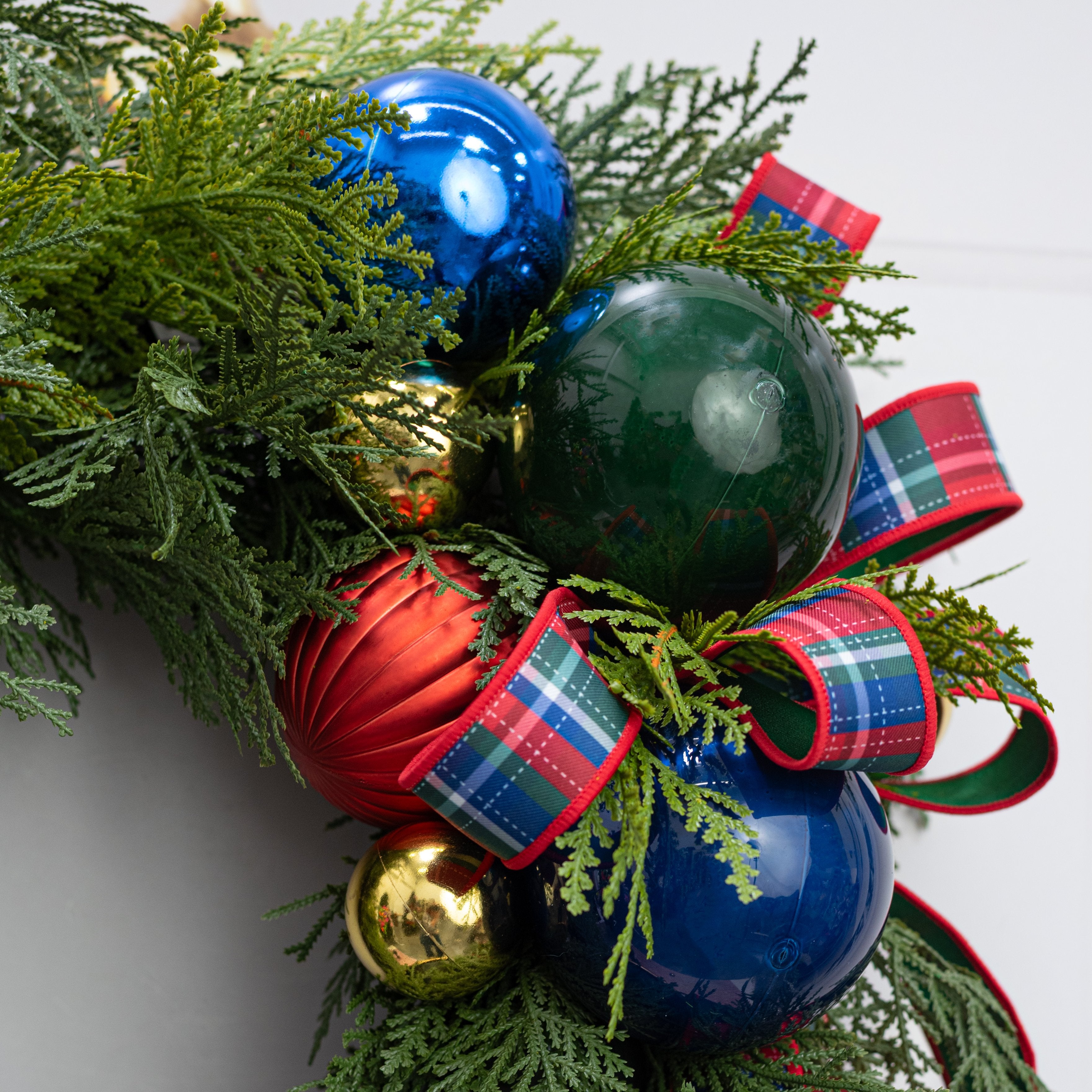 100mm Lacquered Glass-Look Shatterproof Ornament: Hunter Green detail photo 5