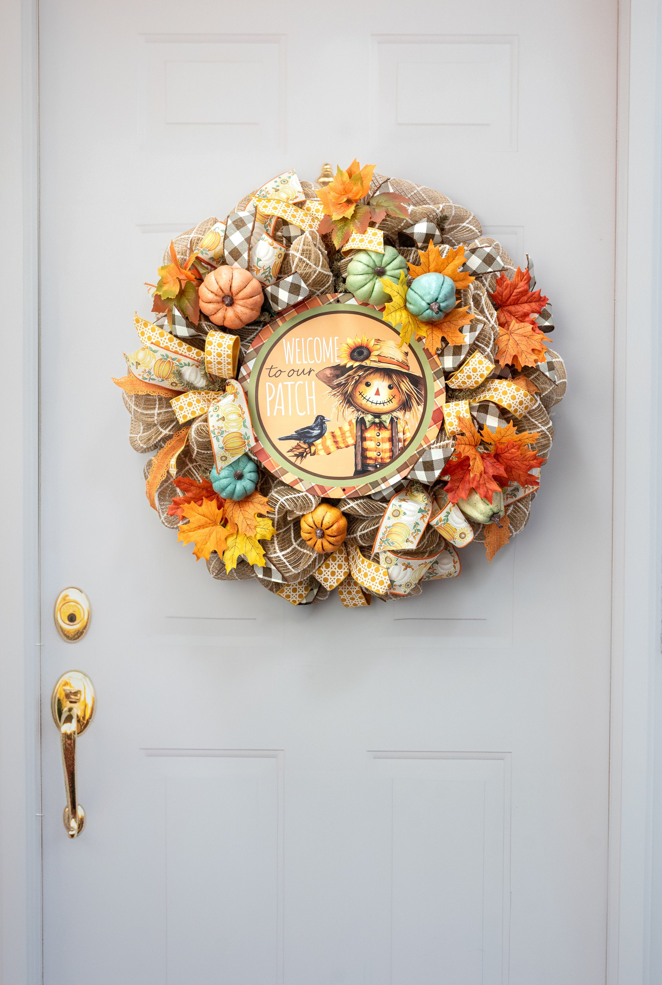 12" Round Metal Sign: Welcome to our Patch Scarecrow detail photo 4